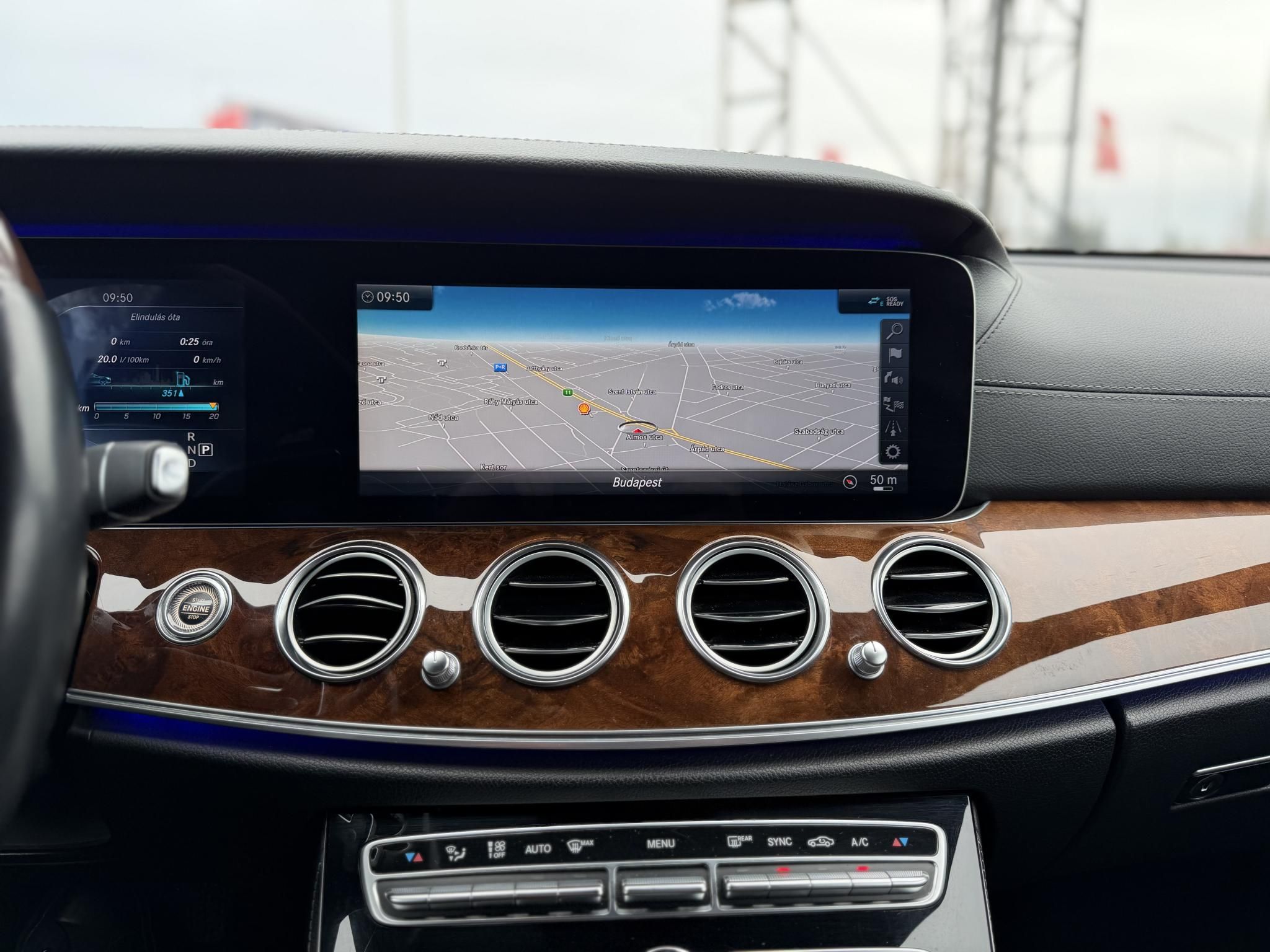 MERCEDES-BENZ E 220 d 9G-TRONIC Megkímélt állapot. LED Holttér HUD Carplay Fakormány 360kamera