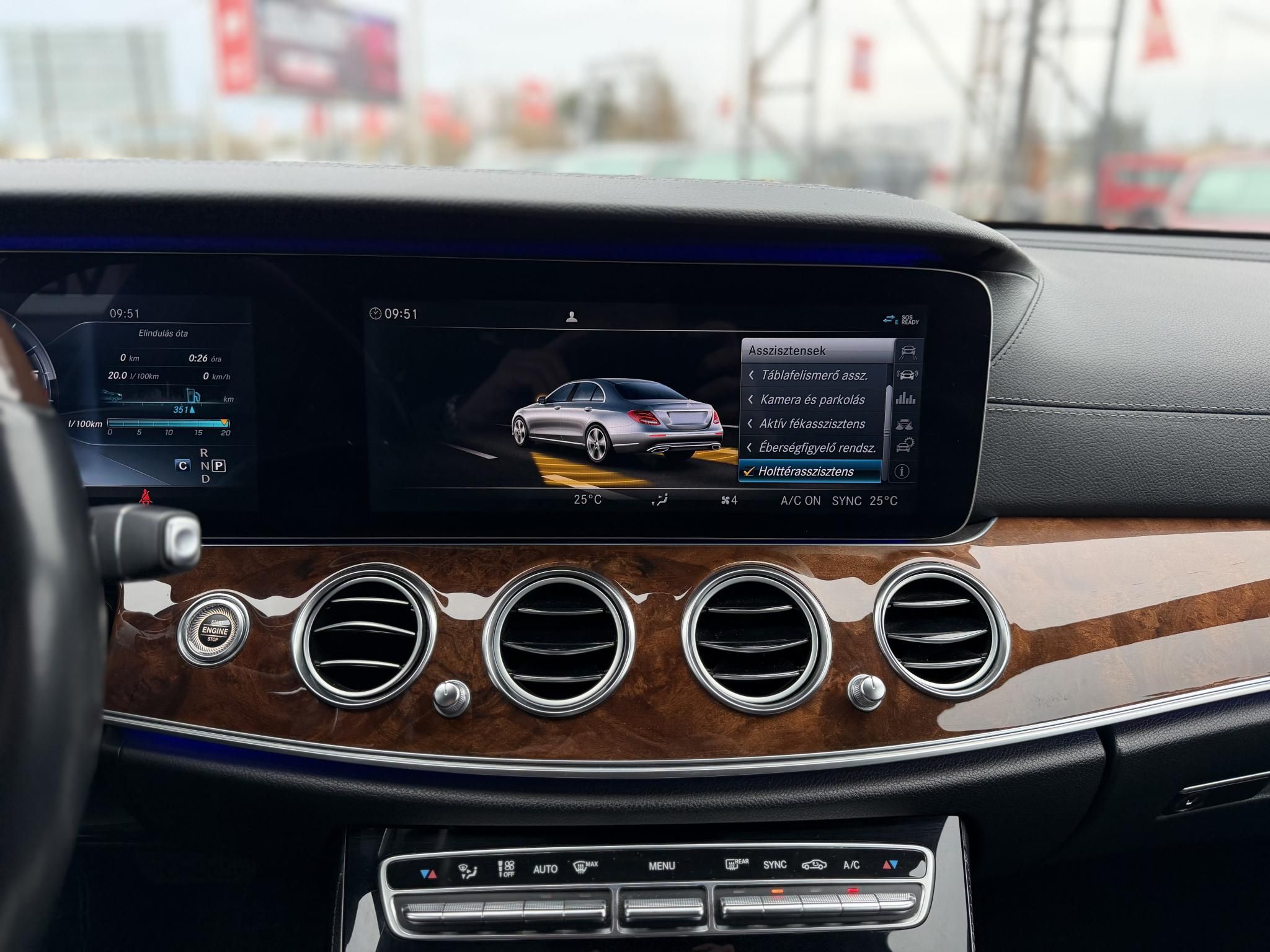 MERCEDES-BENZ E 220 d 9G-TRONIC Megkímélt állapot. LED Holttér HUD Carplay Fakormány 360kamera