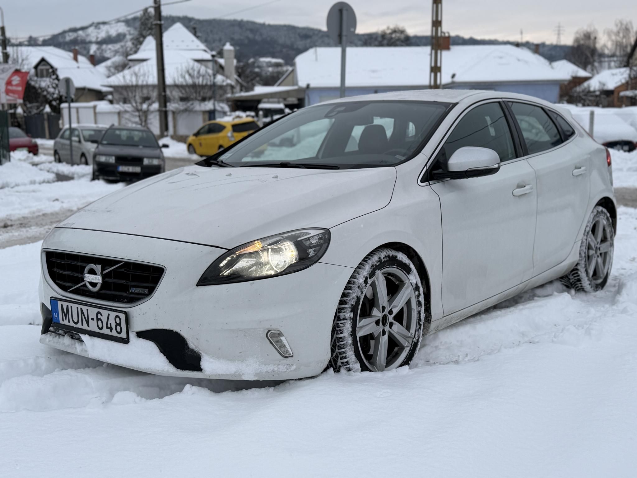 VOLVO V40 2.0 D [D3] R-Design Geartronic 143e km. Tempomat Navi Digitklíma Tolatóradar Bluetooth Téli-nyári kerék!