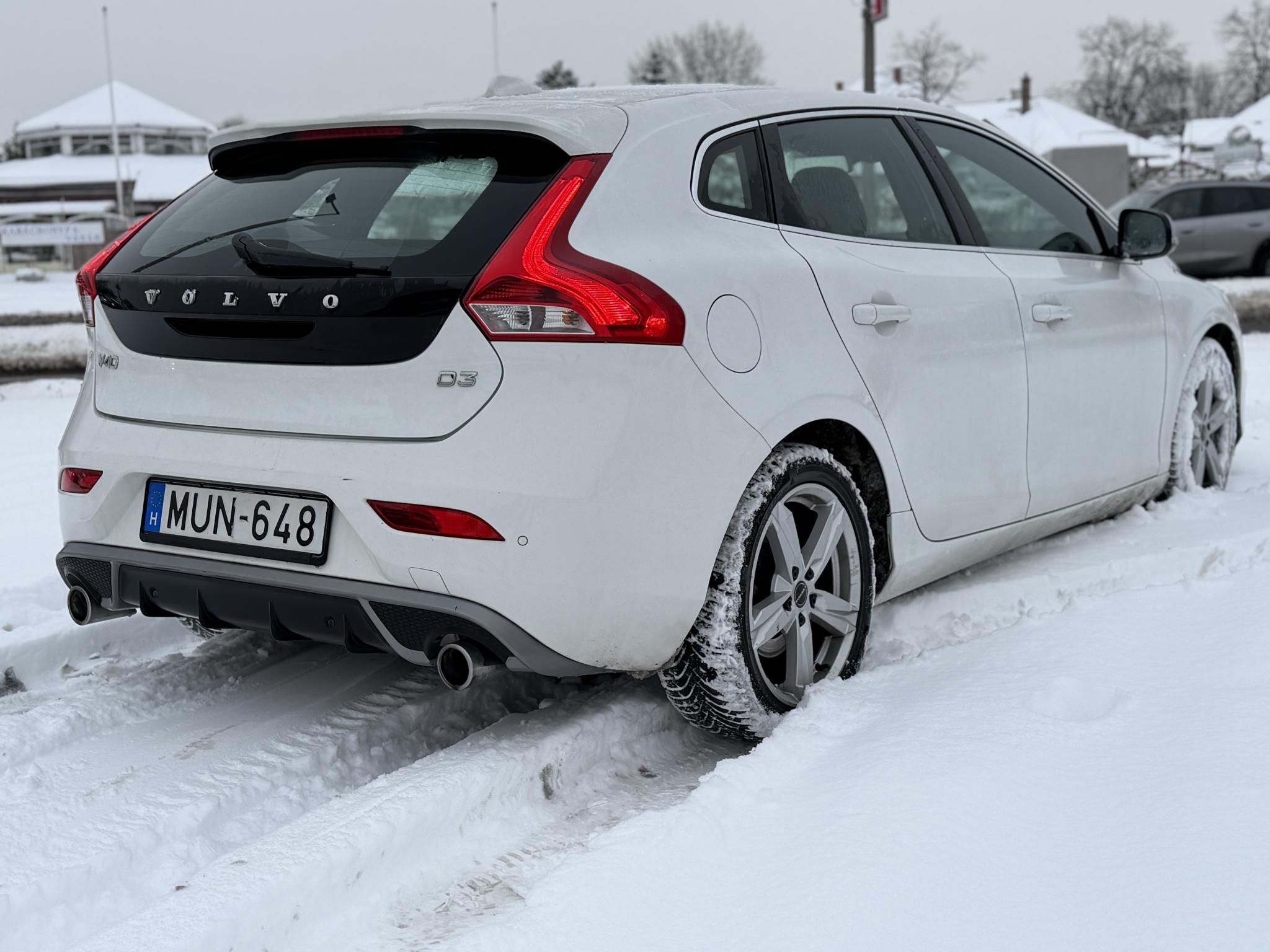 VOLVO V40 2.0 D [D3] R-Design Geartronic 143e km. Tempomat Navi Digitklíma Tolatóradar Bluetooth Téli-nyári kerék!