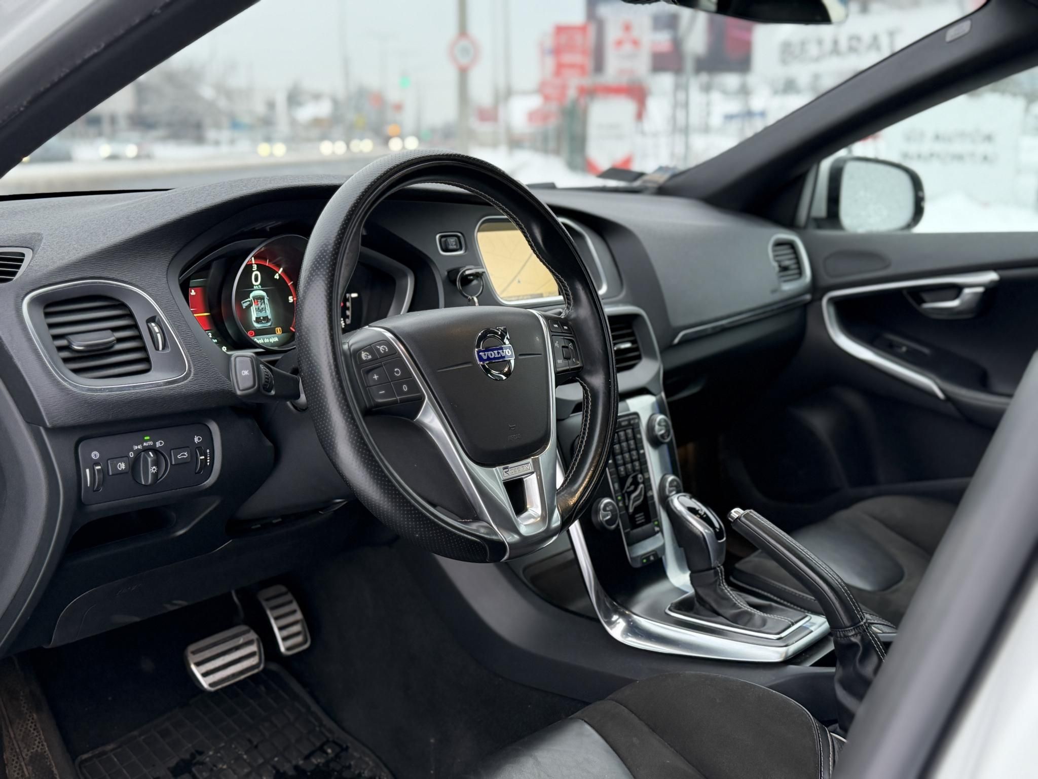 VOLVO V40 2.0 D [D3] R-Design Geartronic 143e km. Tempomat Navi Digitklíma Tolatóradar Bluetooth Téli-nyári kerék!