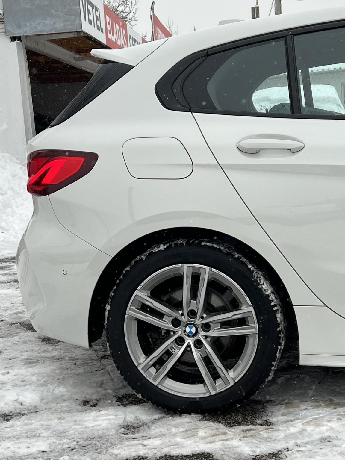 BMW 118i M Sport 70e km. Márkaszervizelt Harman/Kardon Téli/Nyári garnitúra!