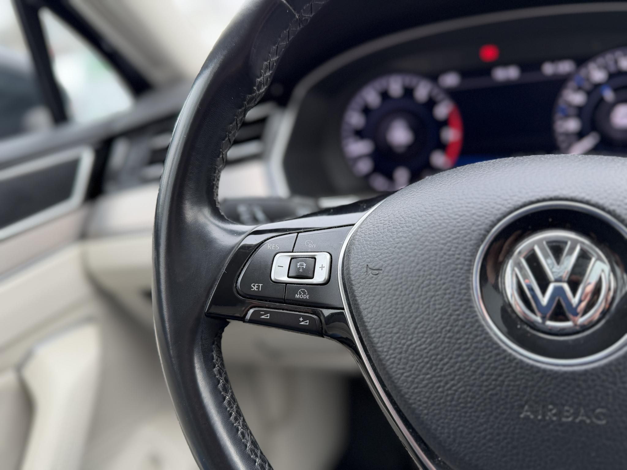 VOLKSWAGEN PASSAT VIII Variant 2.0 TSI BMT Highline 4Motion DSG R-line 280LE. Magyarországi. 115e km. Téli-nyári kerék garnitúra!