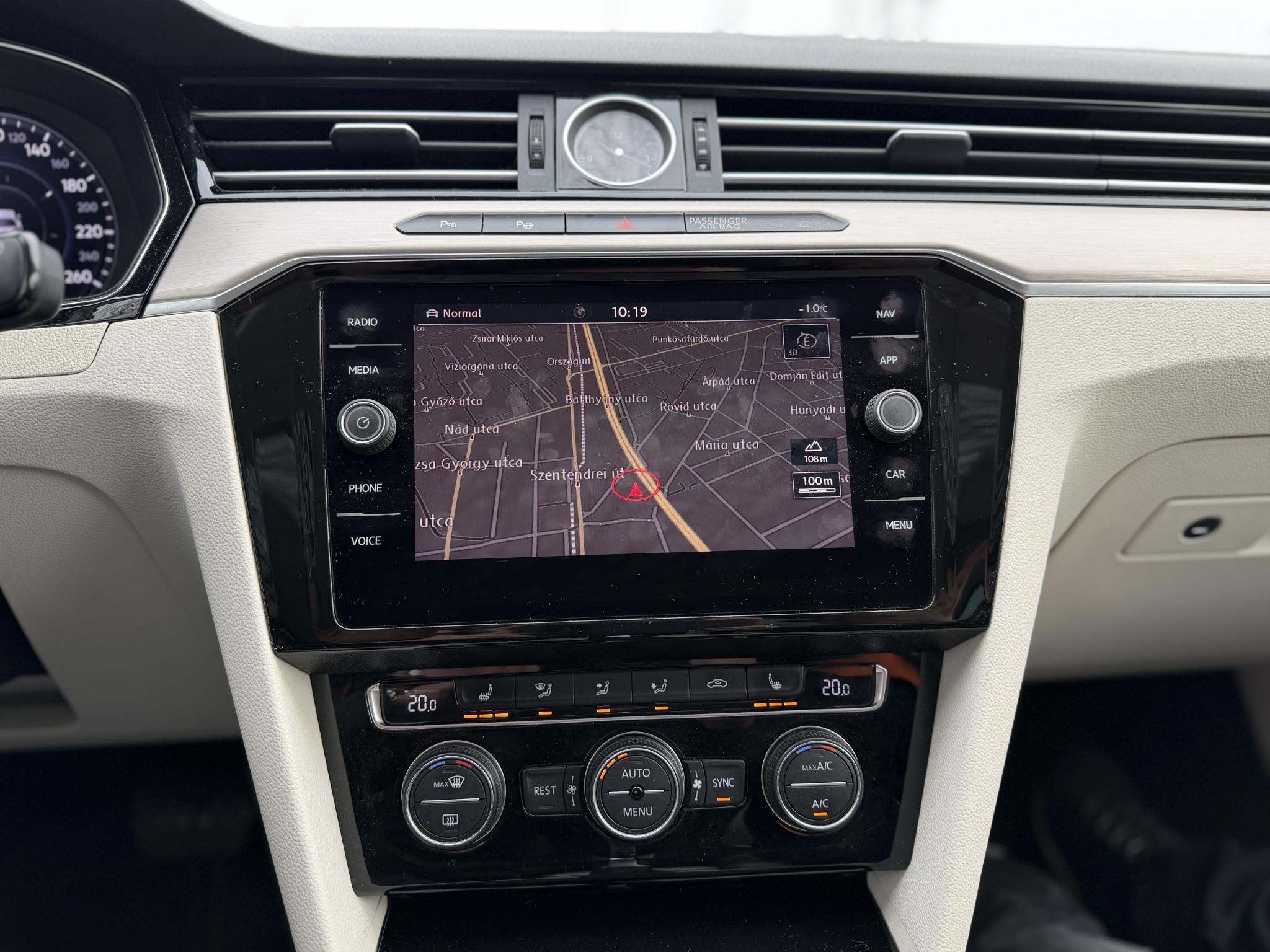 VOLKSWAGEN PASSAT VIII Variant 2.0 TSI BMT Highline 4Motion DSG R-line 280LE. Magyarországi. 115e km. Téli-nyári kerék garnitúra!