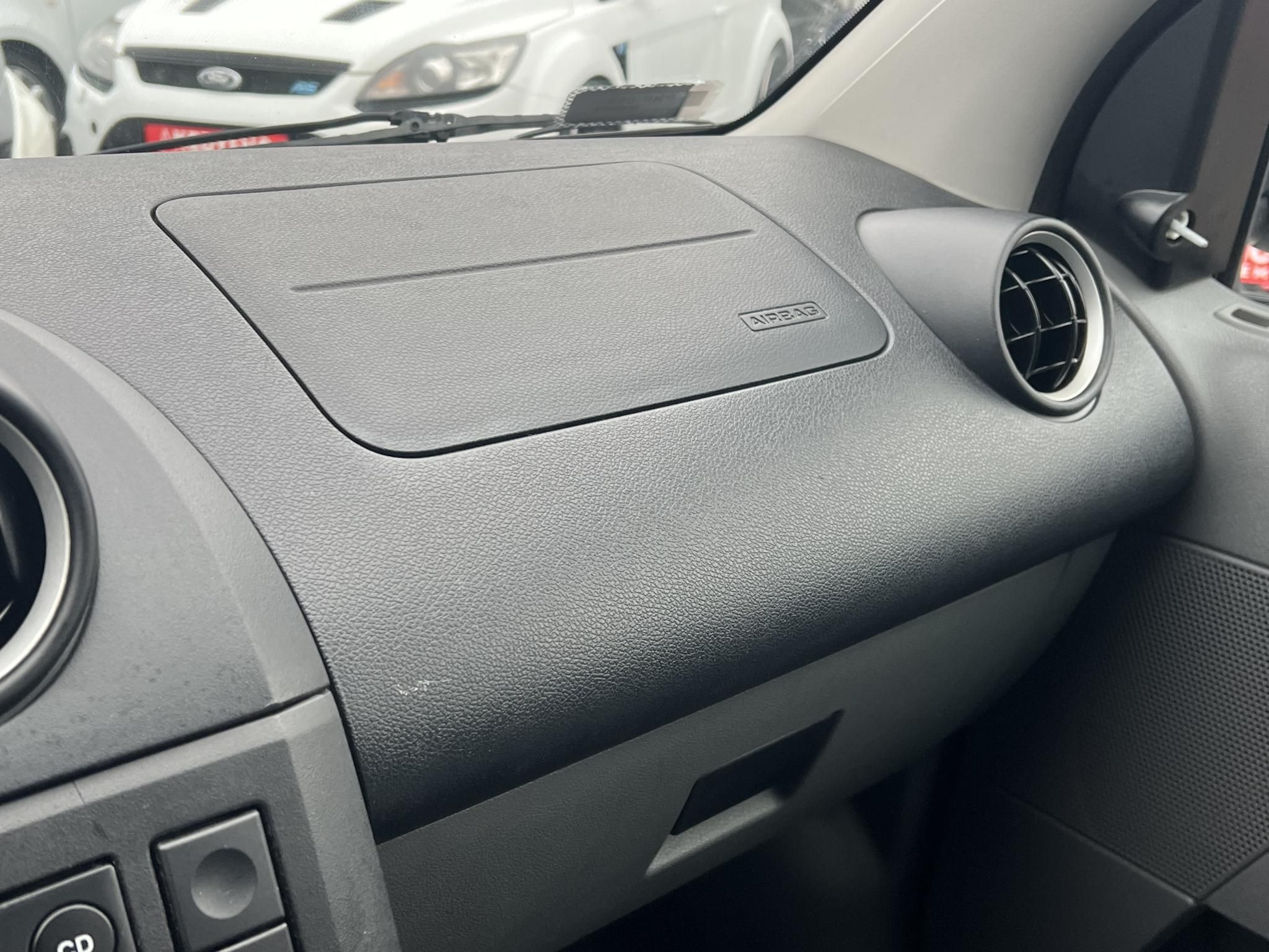 FORD FIESTA 1.3 Comfort Semmi extra.....még 1 év műszaki!