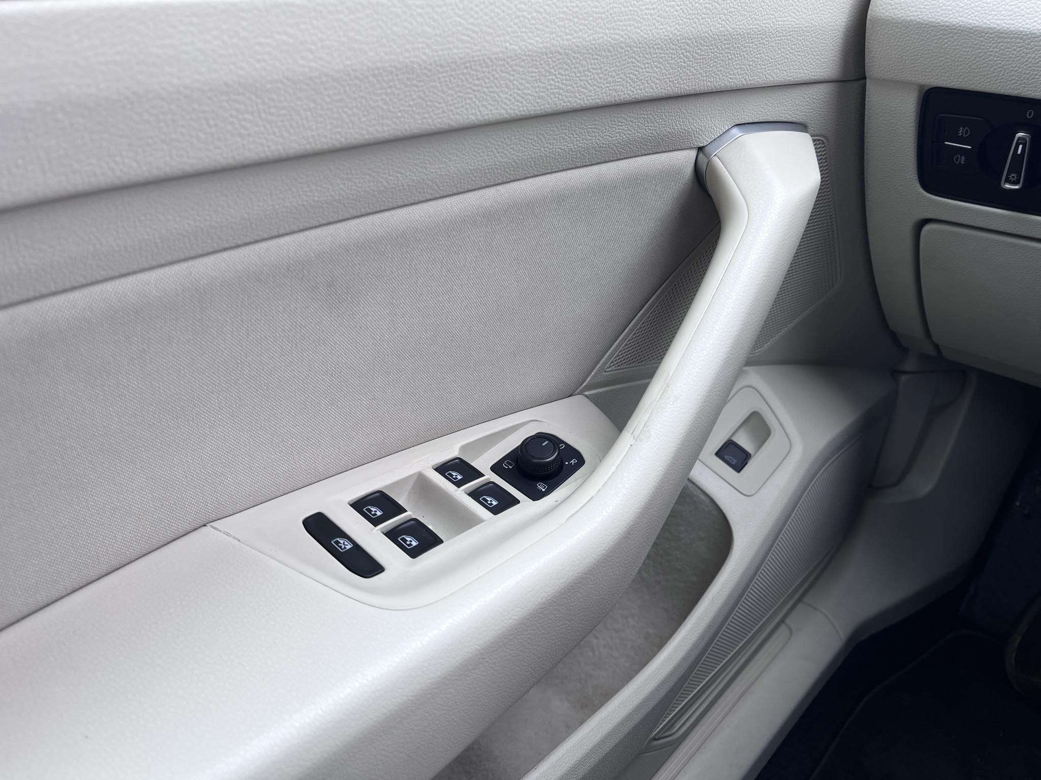 VOLKSWAGEN PASSAT Variant 2.0 TDI BMT Highline DSG Vaj belső. panorámatető. kamera. vezérlés kicserélve