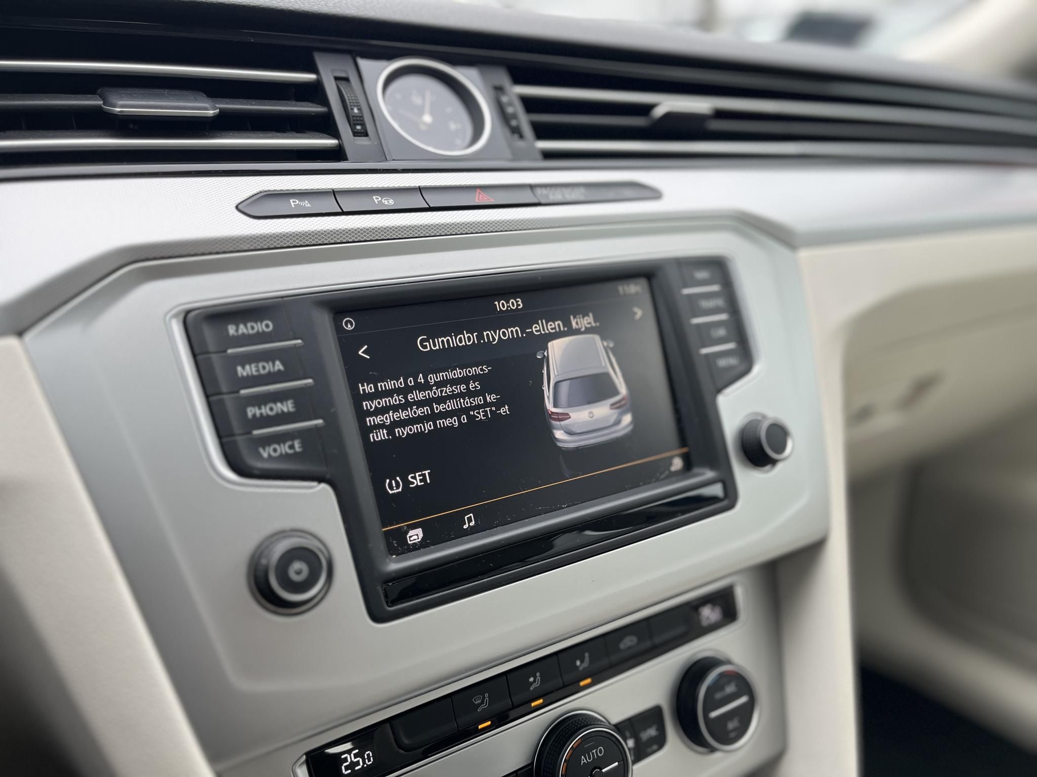 VOLKSWAGEN PASSAT Variant 2.0 TDI BMT Highline DSG Vaj belső. panorámatető. kamera. vezérlés kicserélve