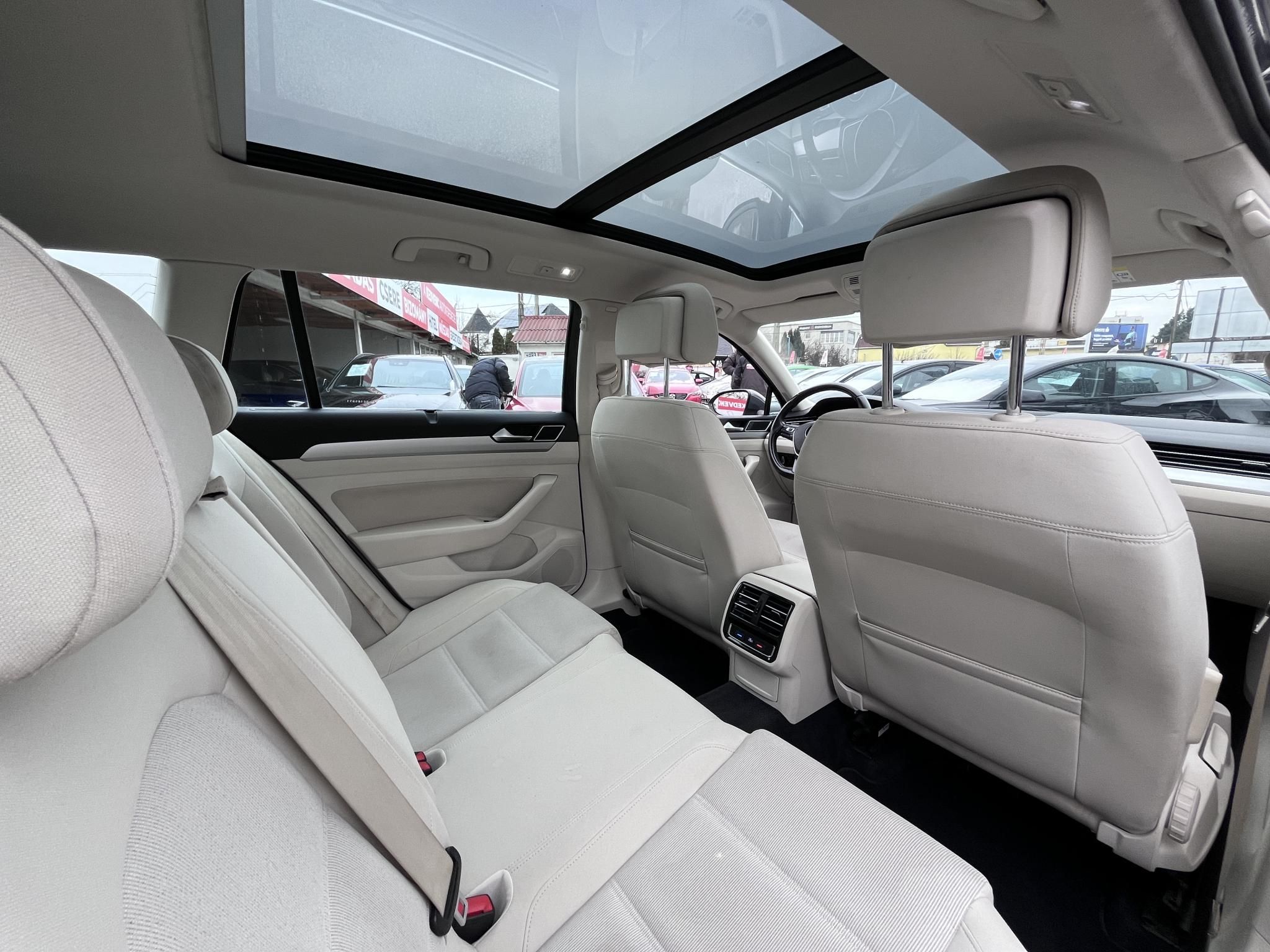 VOLKSWAGEN PASSAT Variant 2.0 TDI BMT Highline DSG Vaj belső. panorámatető. kamera. vezérlés kicserélve