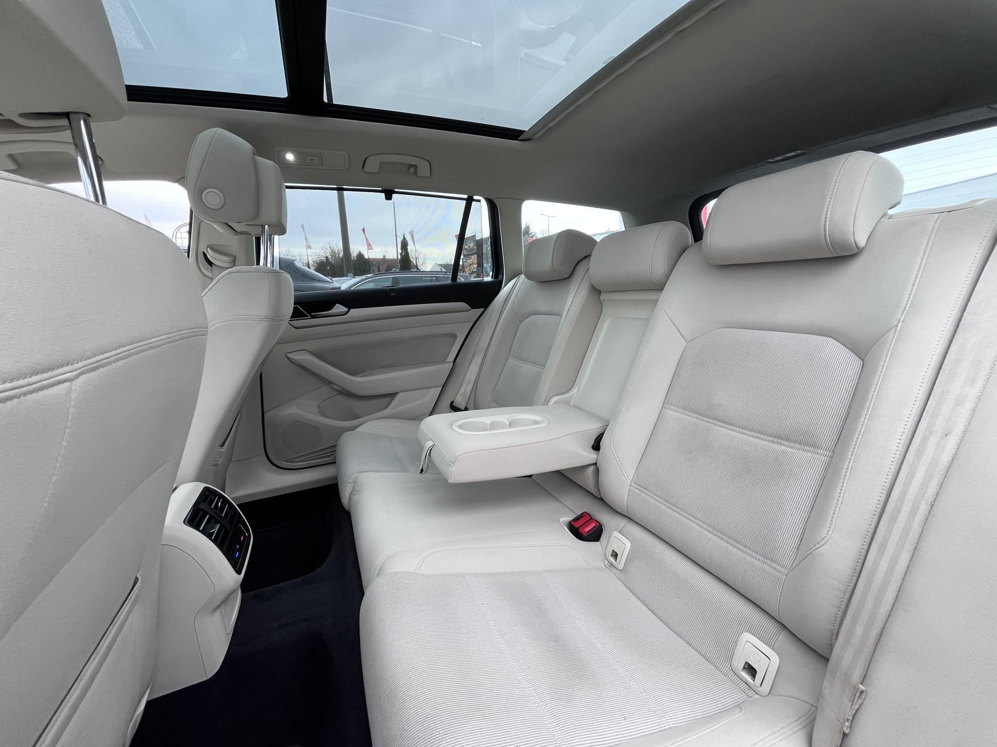 VOLKSWAGEN PASSAT Variant 2.0 TDI BMT Highline DSG Vaj belső. panorámatető. kamera. vezérlés kicserélve