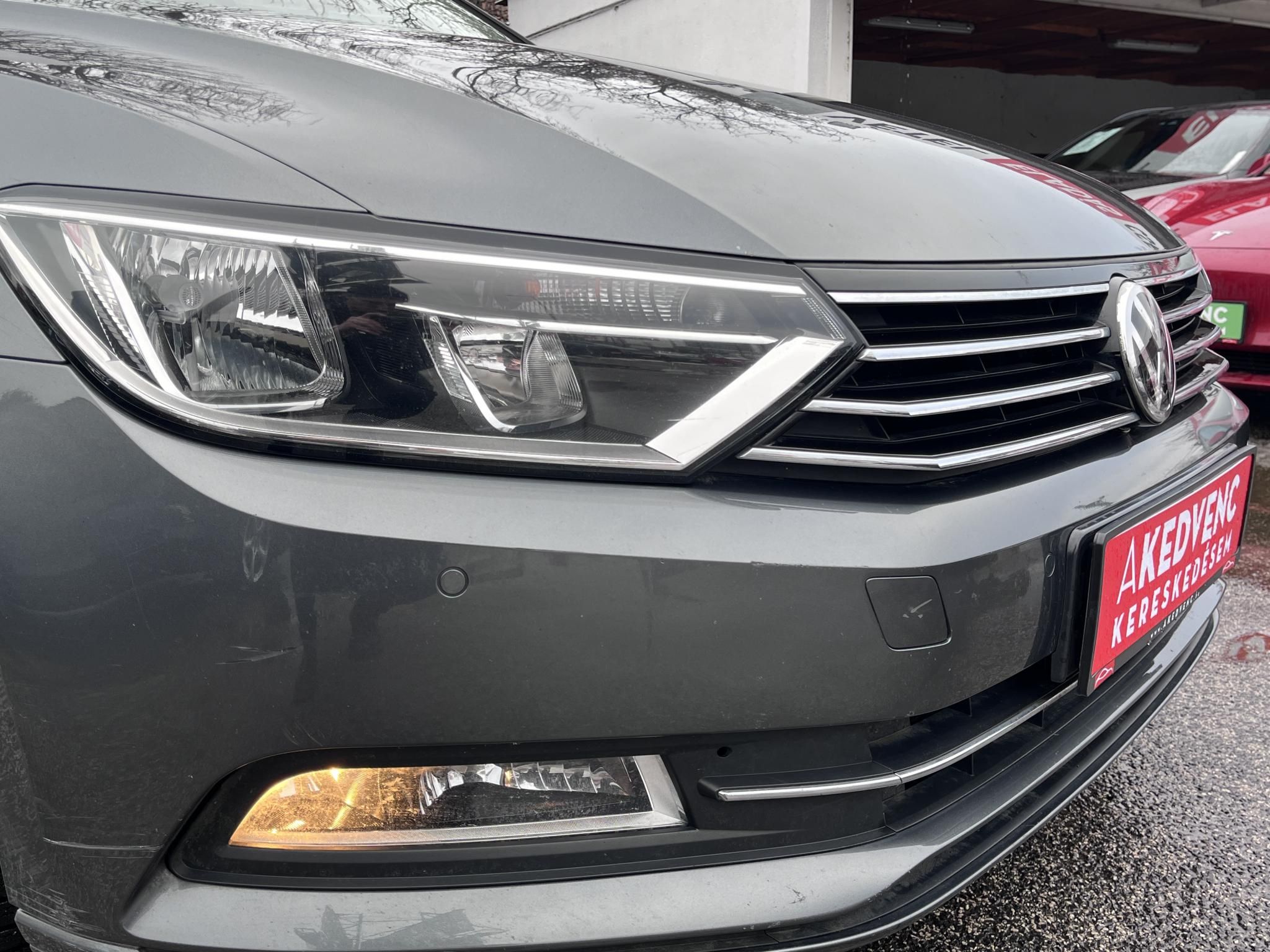 VOLKSWAGEN PASSAT Variant 2.0 TDI BMT Highline DSG Vaj belső. panorámatető. kamera. vezérlés kicserélve