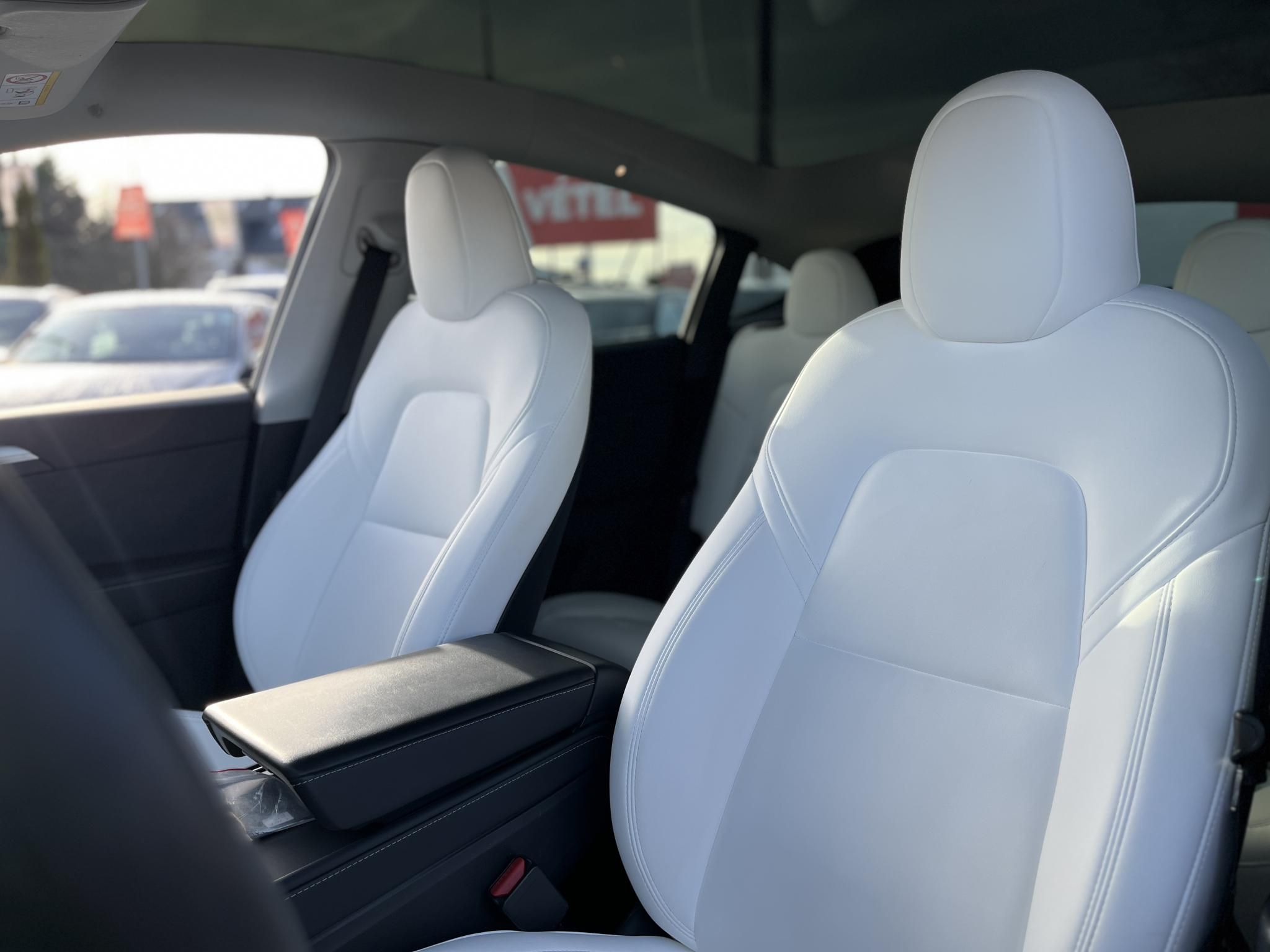 TESLA MODEL Y Performance AWD (Automata) 80e km. Fehér belső. FSD. AMD Ryzen. 2 gumigarnitúra. Garanciális!