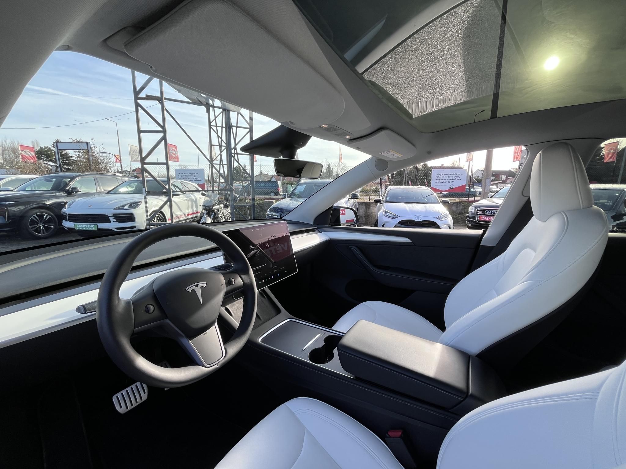 TESLA MODEL Y Performance AWD (Automata) 80e km. Fehér belső. FSD. AMD Ryzen. 2 gumigarnitúra. Garanciális!