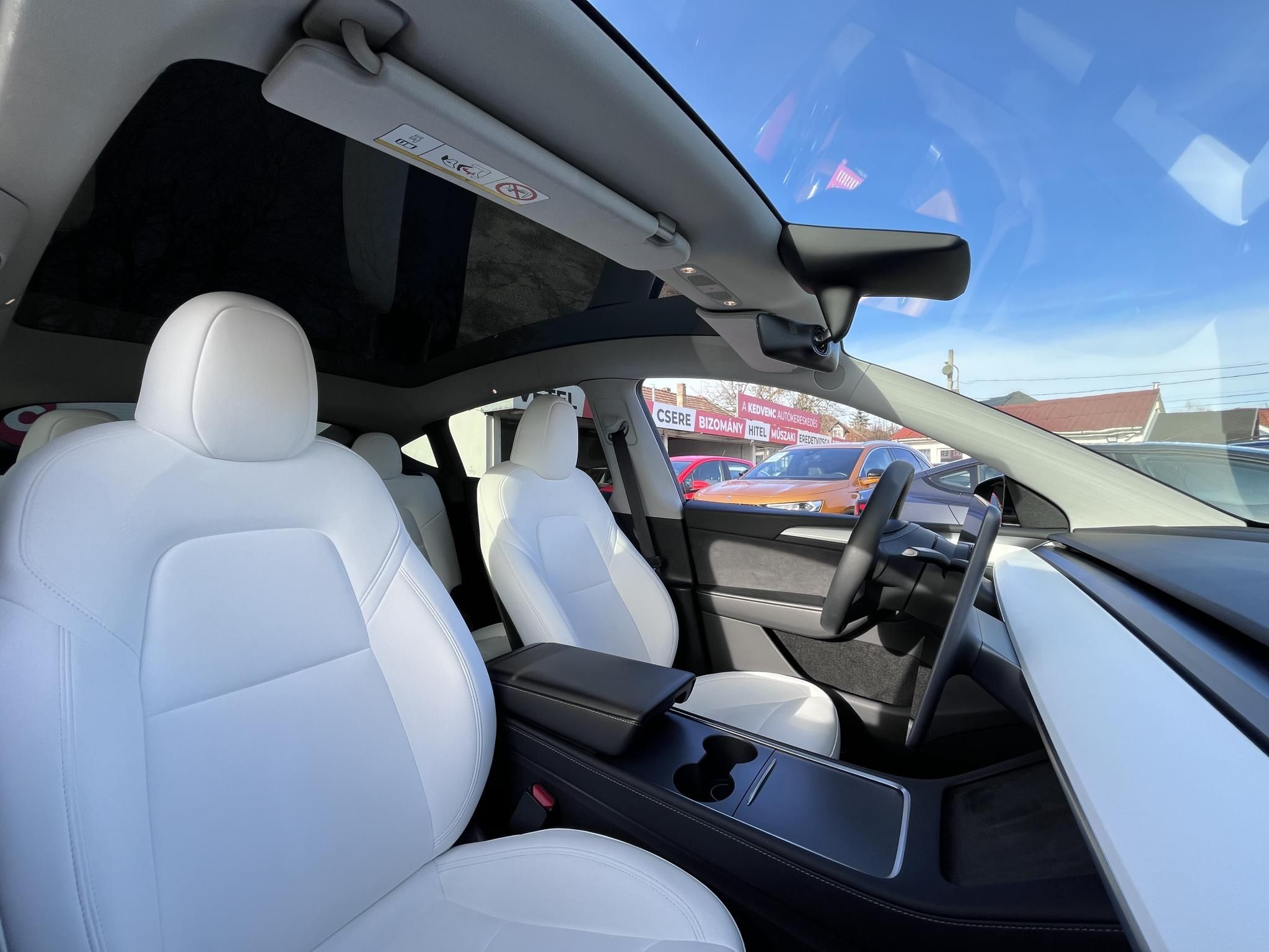 TESLA MODEL Y Performance AWD (Automata) 80e km. Fehér belső. FSD. AMD Ryzen. 2 gumigarnitúra. Garanciális!