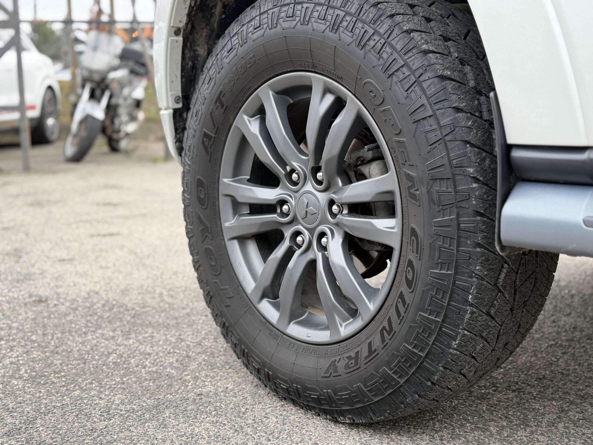 MITSUBISHI PAJERO 3.2 DI-D Instyle Navi (Automata) 117e km. M.o.-i. napfénytető. felező váltó. fakormány. megkímélt állapot!