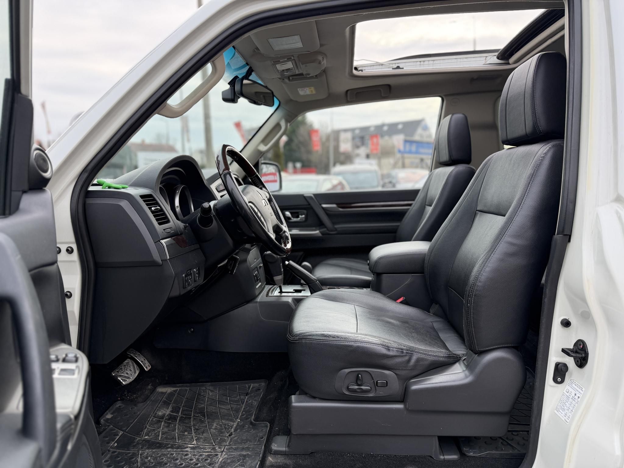 MITSUBISHI PAJERO 3.2 DI-D Instyle Navi (Automata) 117e km. M.o.-i. napfénytető. felező váltó. fakormány. megkímélt állapot!