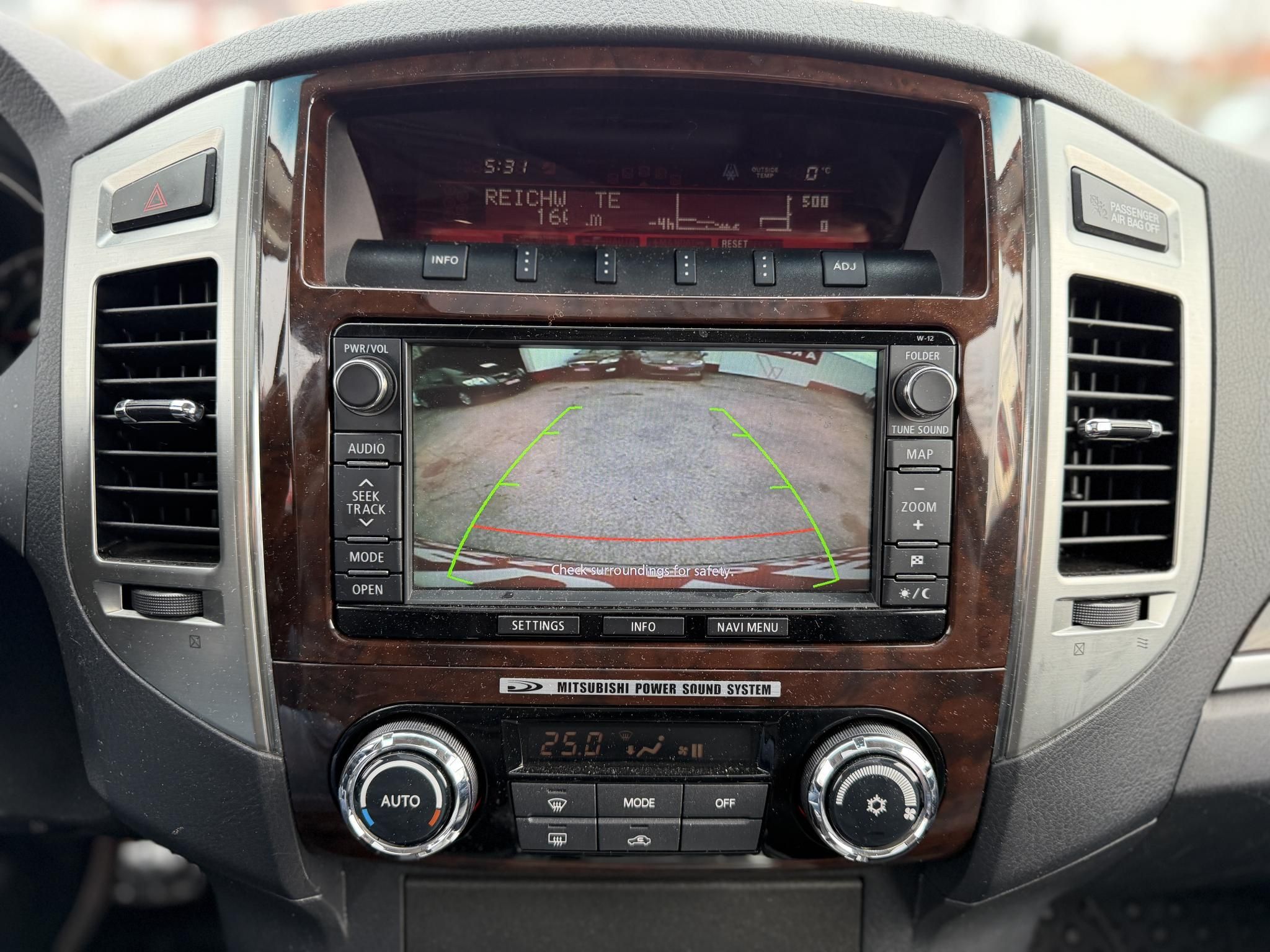 MITSUBISHI PAJERO 3.2 DI-D Instyle Navi (Automata) 117e km. M.o.-i. napfénytető. felező váltó. fakormány. megkímélt állapot!