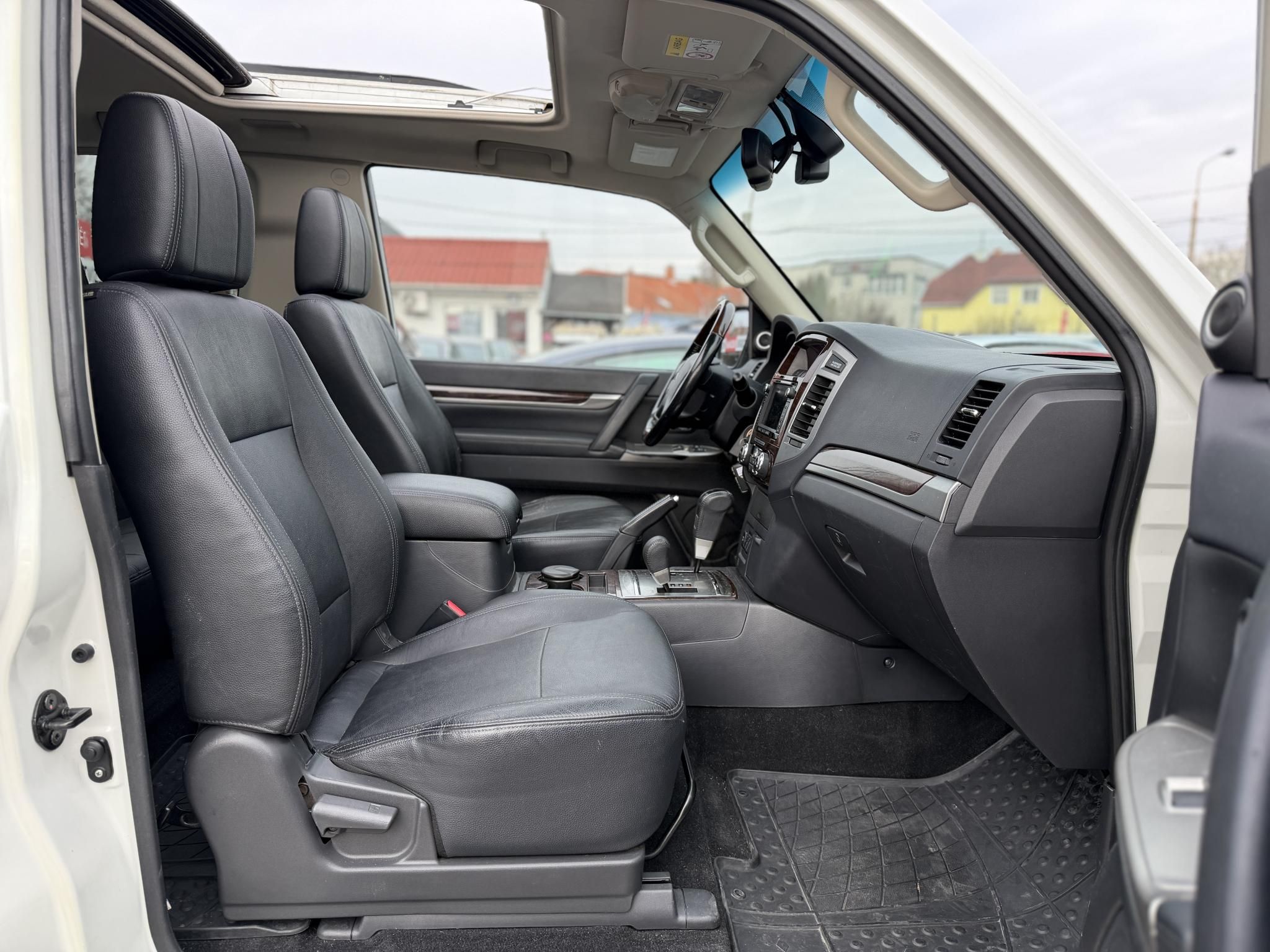 MITSUBISHI PAJERO 3.2 DI-D Instyle Navi (Automata) 117e km. M.o.-i. napfénytető. felező váltó. fakormány. megkímélt állapot!