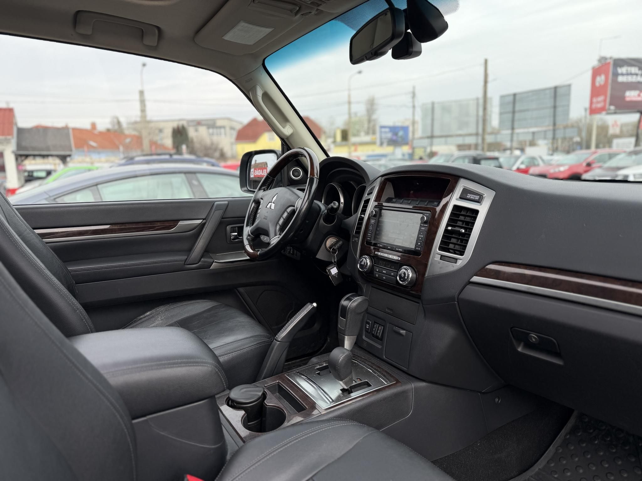 MITSUBISHI PAJERO 3.2 DI-D Instyle Navi (Automata) 117e km. M.o.-i. napfénytető. felező váltó. fakormány. megkímélt állapot!