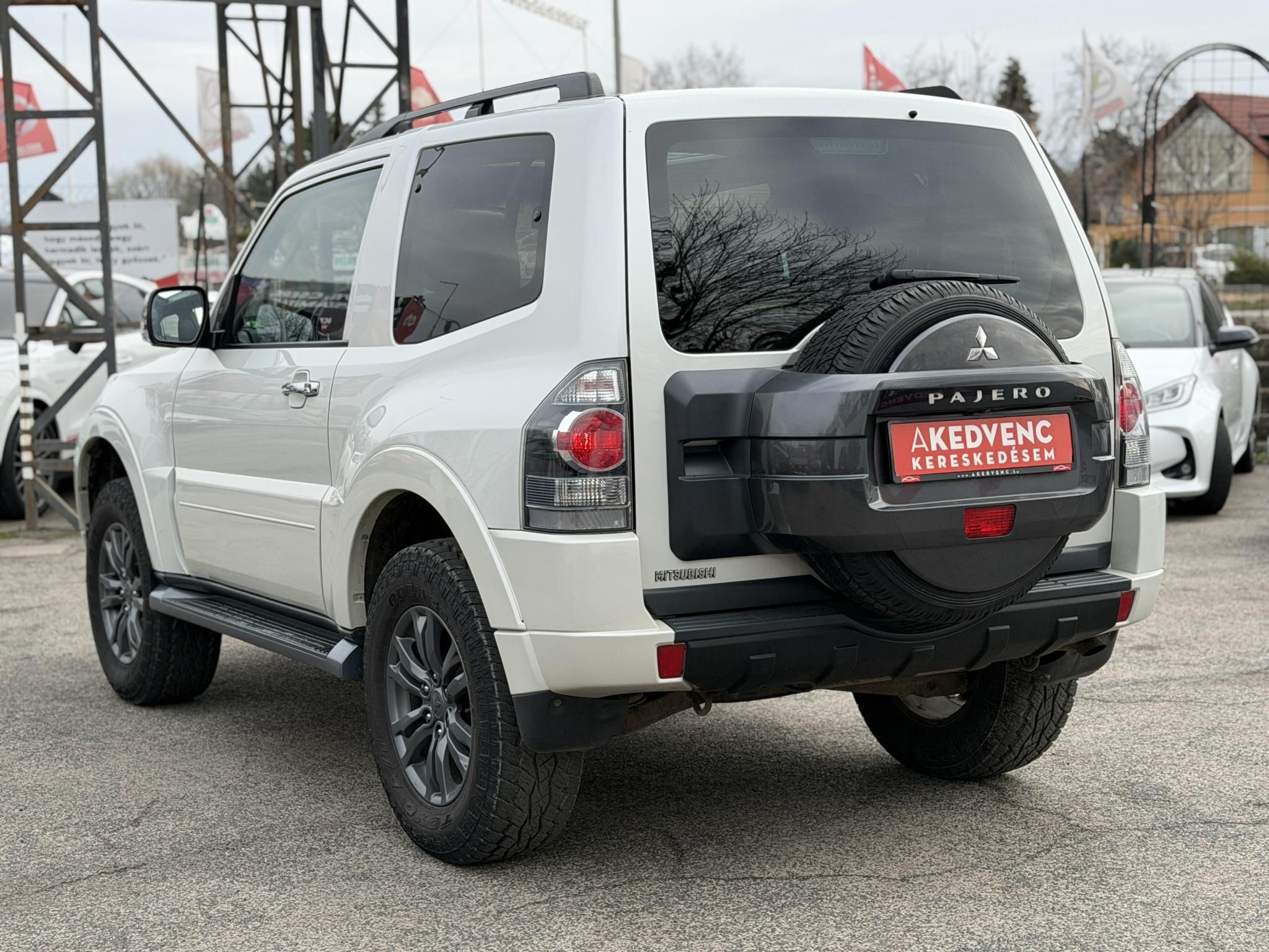 MITSUBISHI PAJERO 3.2 DI-D Instyle Navi (Automata) 117e km. M.o.-i. napfénytető. felező váltó. fakormány. megkímélt állapot!
