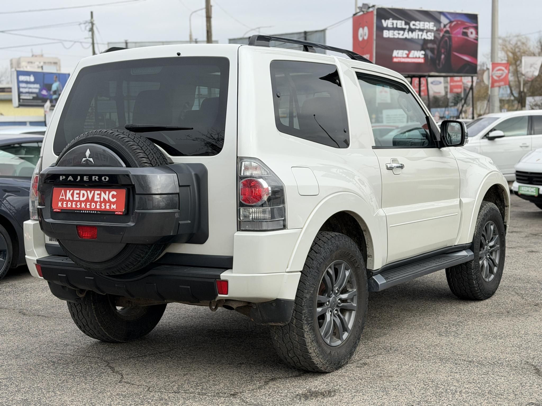 MITSUBISHI PAJERO 3.2 DI-D Instyle Navi (Automata) 117e km. M.o.-i. napfénytető. felező váltó. fakormány. megkímélt állapot!