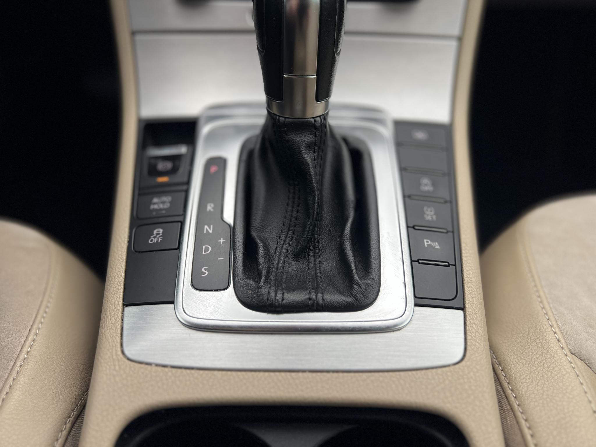 VOLKSWAGEN PASSAT VII 2.0 CR TDI Highline BMT DSG M.o.-i. világos belső. magas felszereltség!