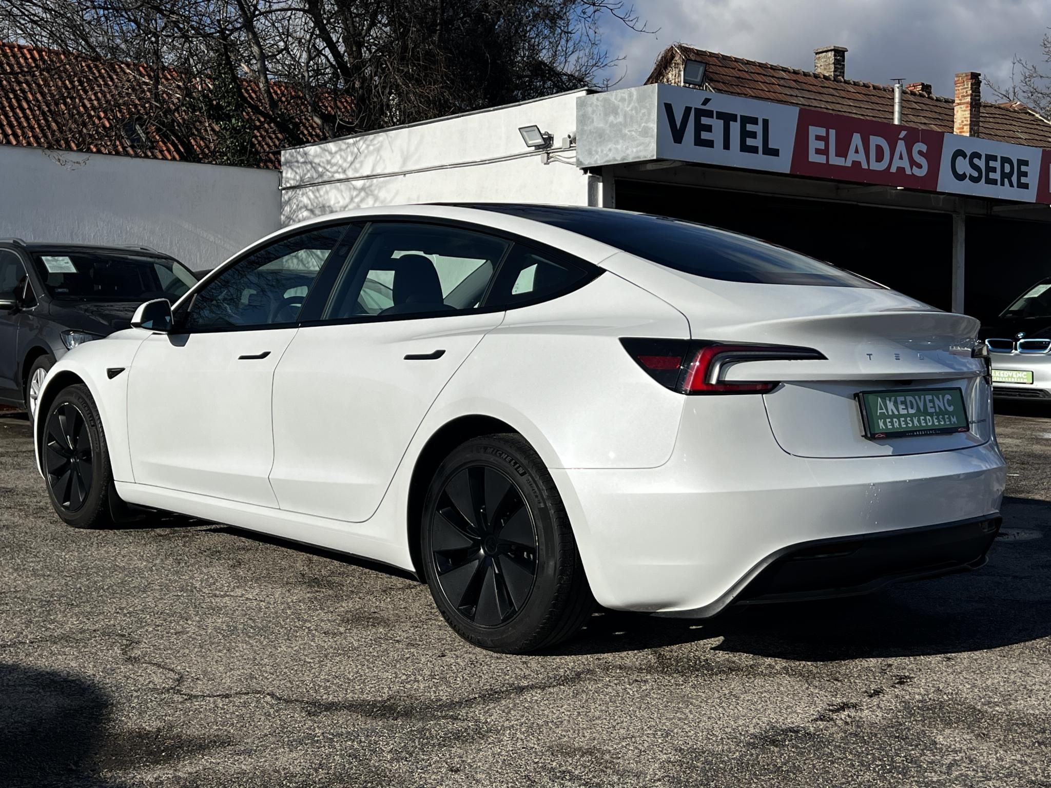 TESLA MODEL 3 Long Range AWD (Automata) HIGHLAND. TÉLI-NYÁRI SZETT GYÁRI ALUFELNIVEL