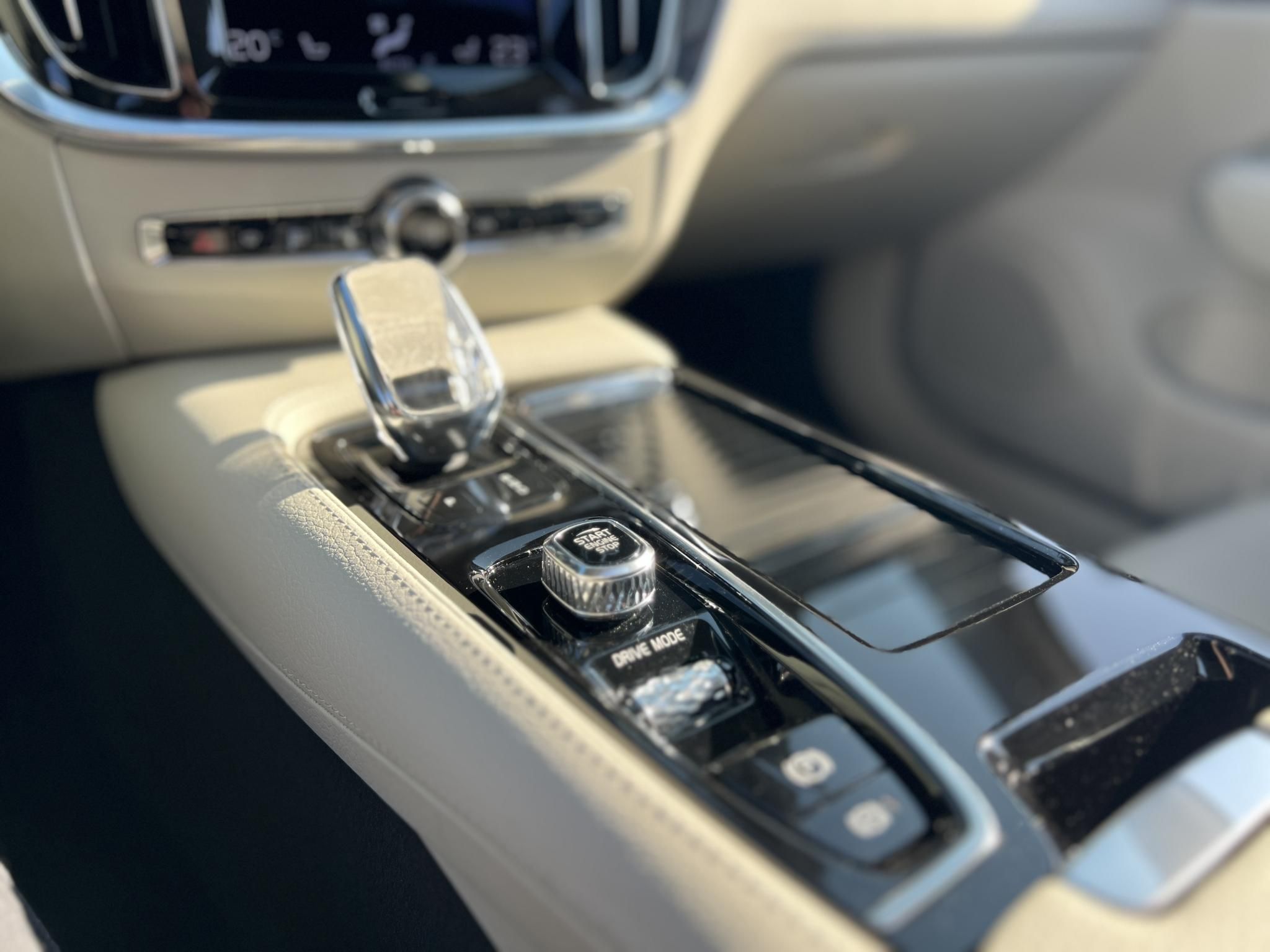 VOLVO S60 2.0 [T8] Recharge Inscription AWD Geartronic 27e km. M.o.-i. garanciális. márkaszervizelt. harman/kardon. ZÖLD rendszám!