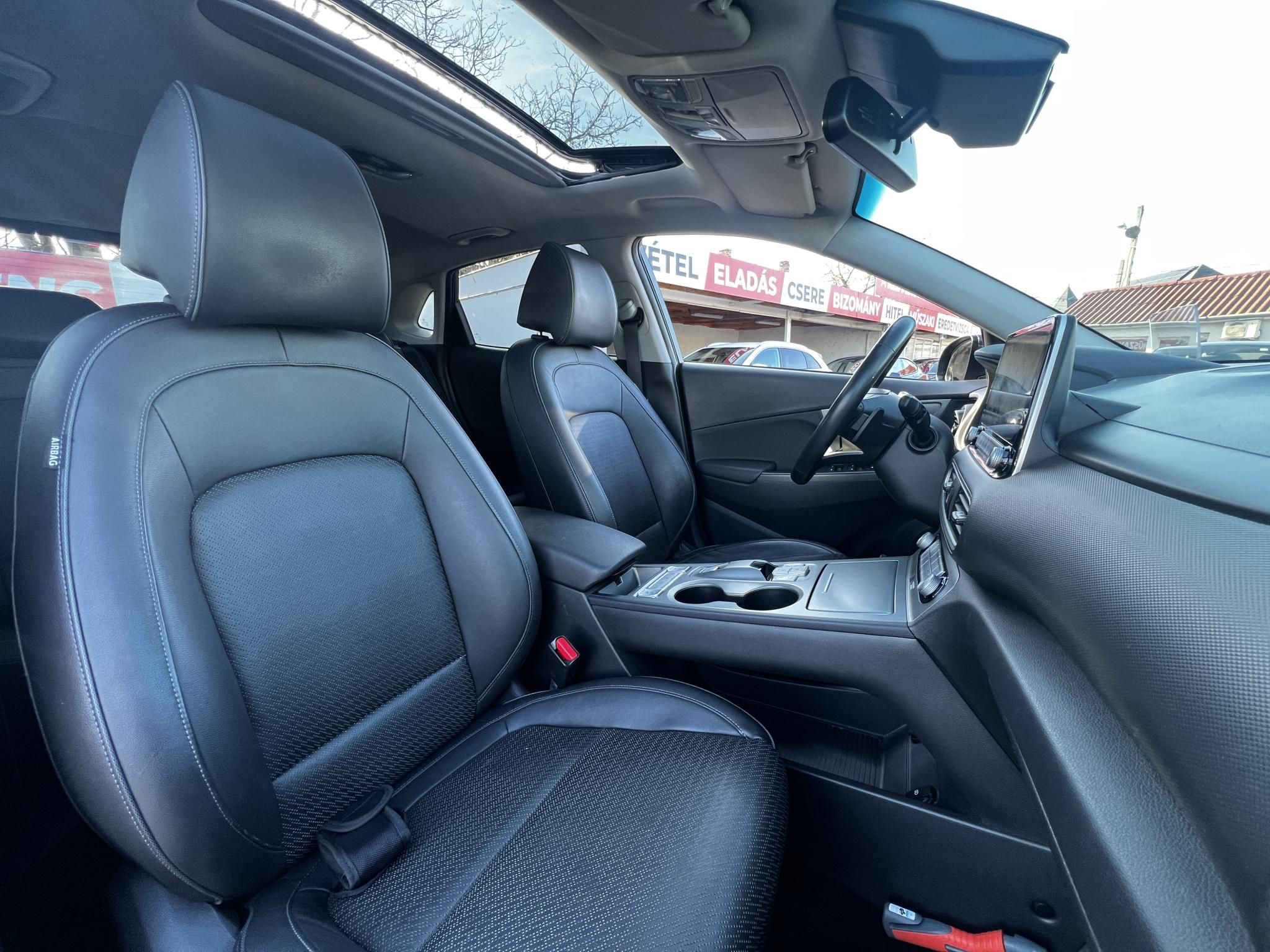 HYUNDAI KONA EV 64kWh Premium 124e km. 400+ hatótáv. napfénytető. Kitünő állapot!