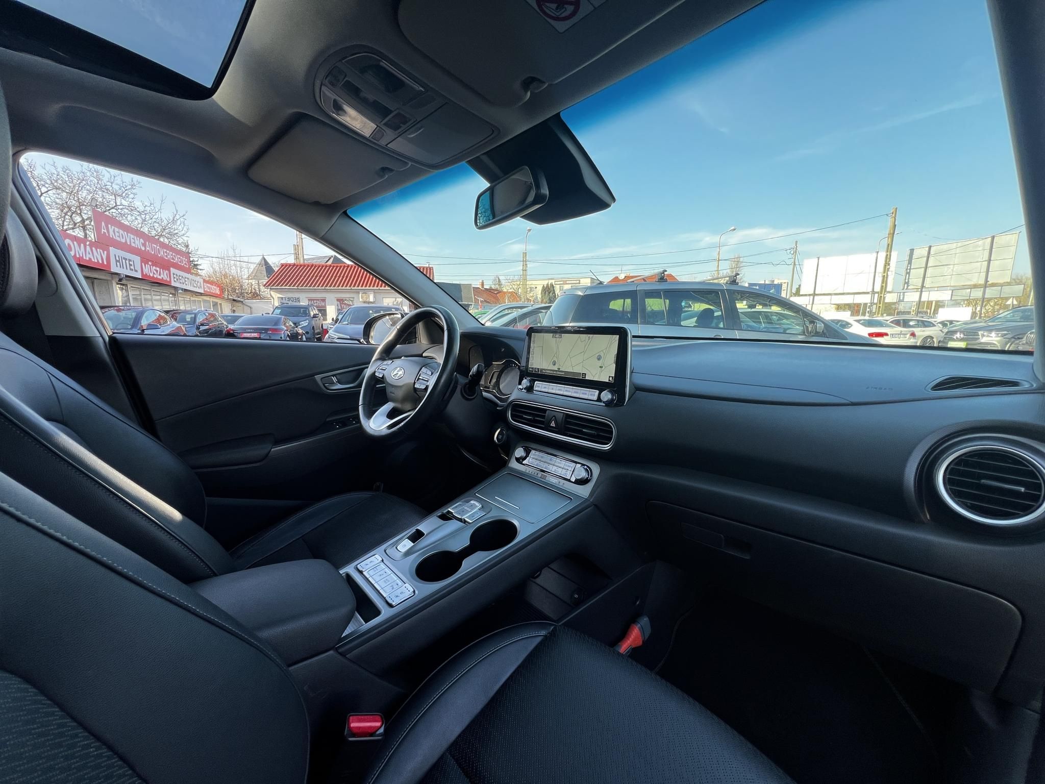 HYUNDAI KONA EV 64kWh Premium 124e km. 400+ hatótáv. napfénytető. Kitünő állapot!