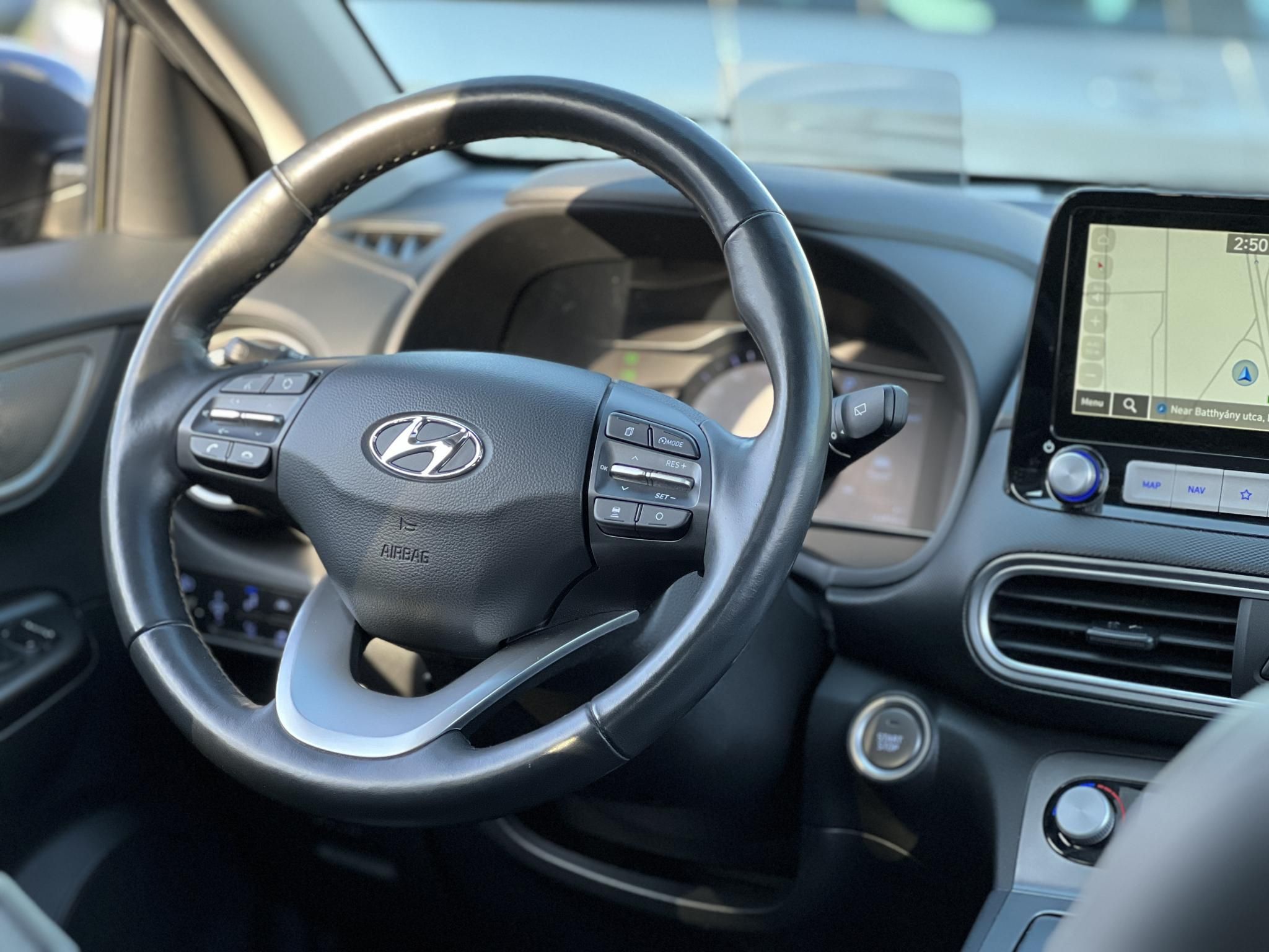 HYUNDAI KONA EV 64kWh Premium 124e km. 400+ hatótáv. napfénytető. Kitünő állapot!