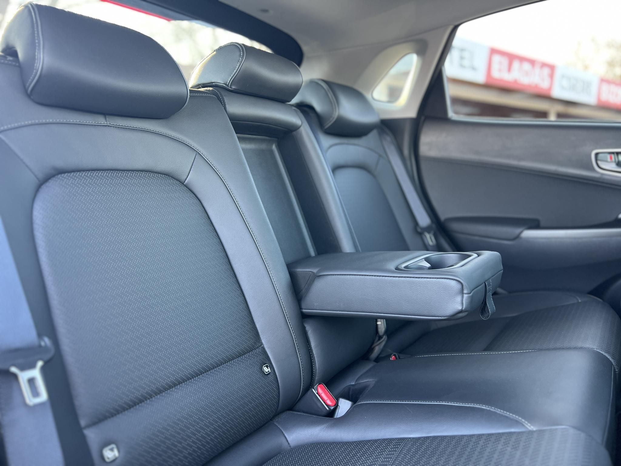 HYUNDAI KONA EV 64kWh Premium 124e km. 400+ hatótáv. napfénytető. Kitünő állapot!