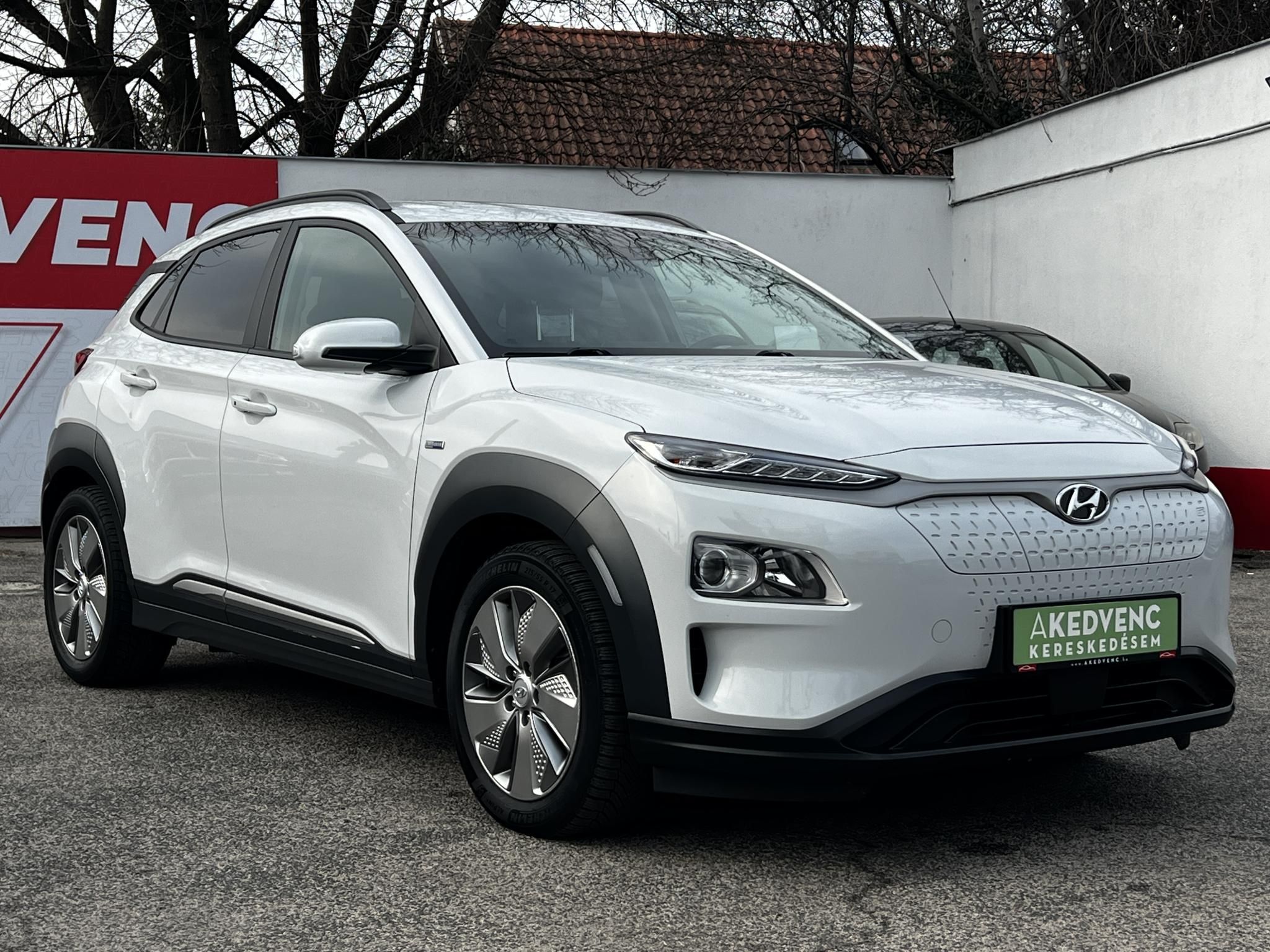 HYUNDAI KONA EV 64kWh Style HUD. parkolóasszisztens. sávtartó. CarPlay. 400km hatótáv!