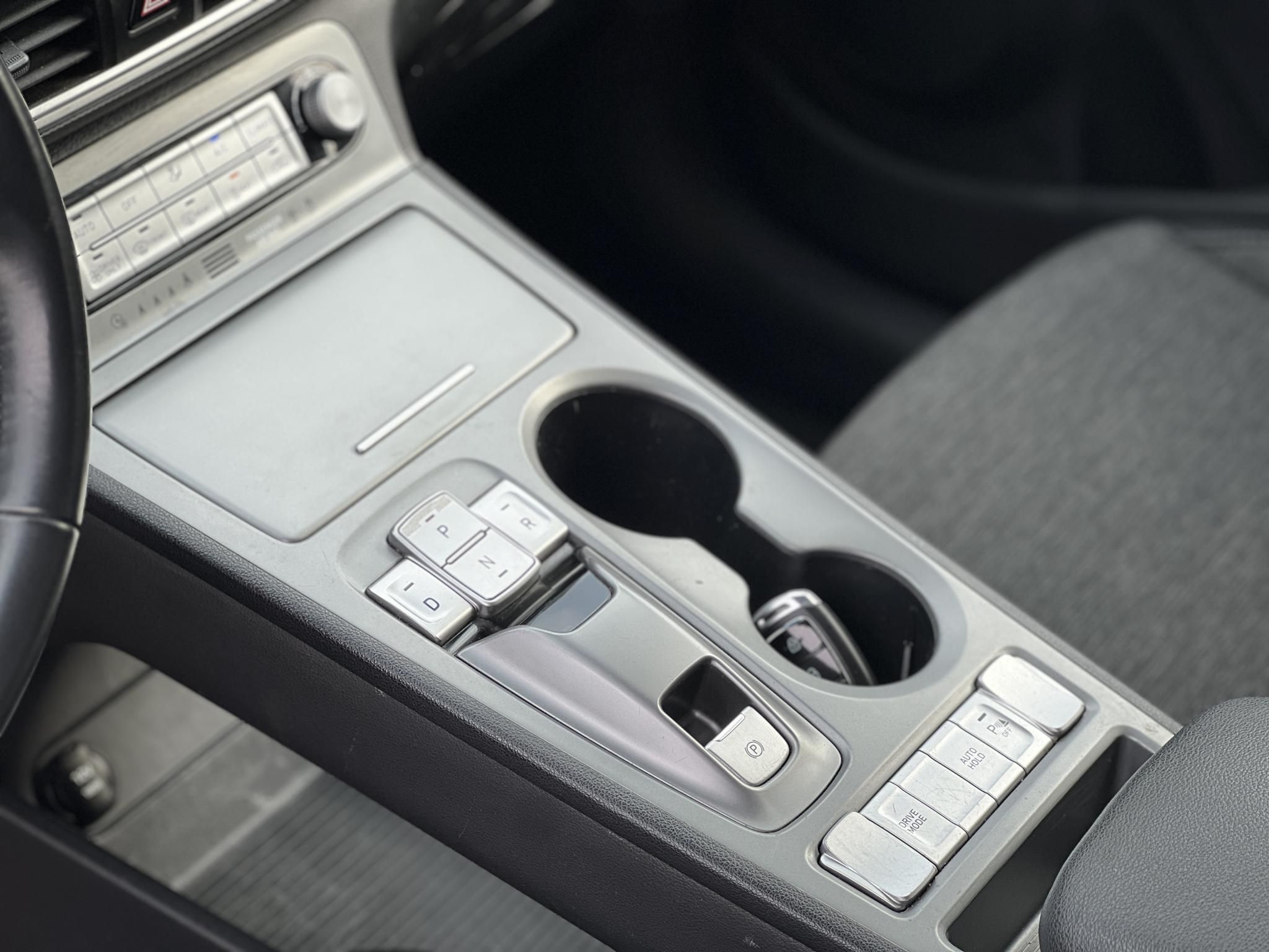 HYUNDAI KONA EV 64kWh Style HUD. parkolóasszisztens. sávtartó. CarPlay. 400km hatótáv!