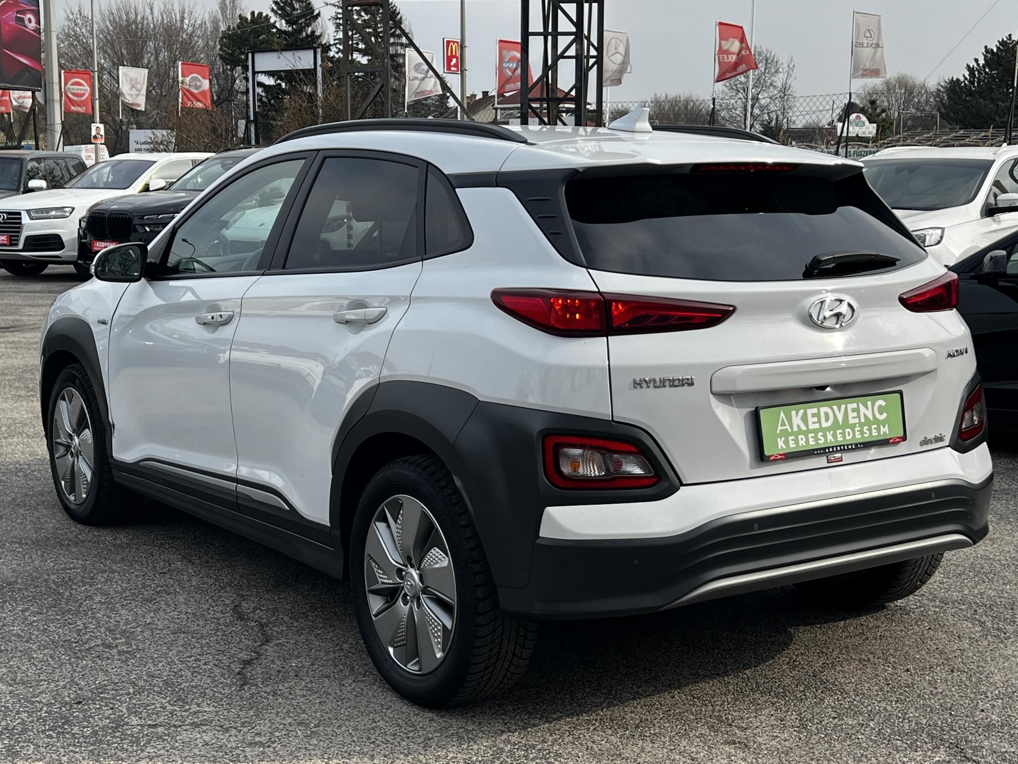 HYUNDAI KONA EV 64kWh Style HUD. parkolóasszisztens. sávtartó. CarPlay. 400km hatótáv!