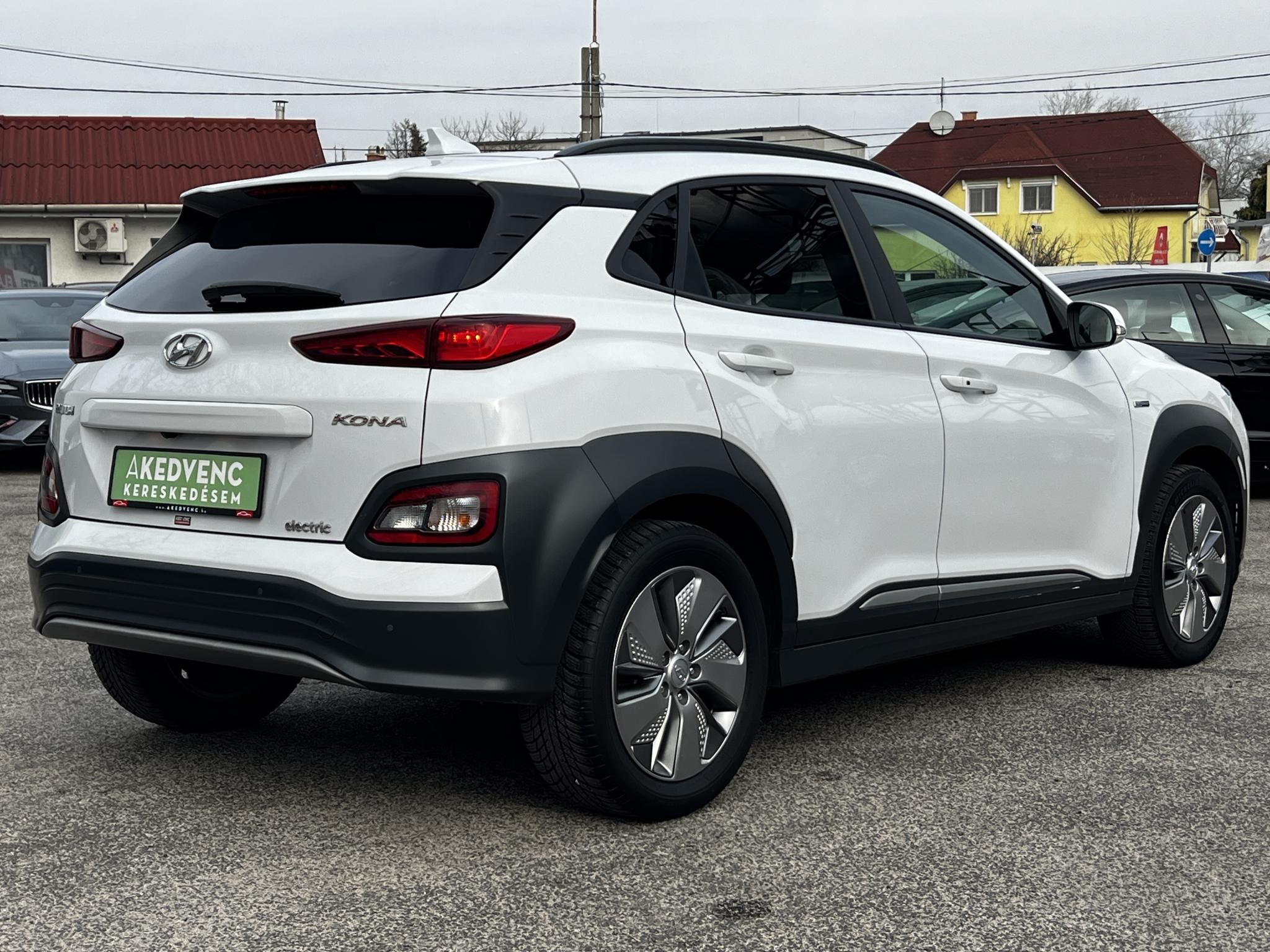 HYUNDAI KONA EV 64kWh Style HUD. parkolóasszisztens. sávtartó. CarPlay. 400km hatótáv!