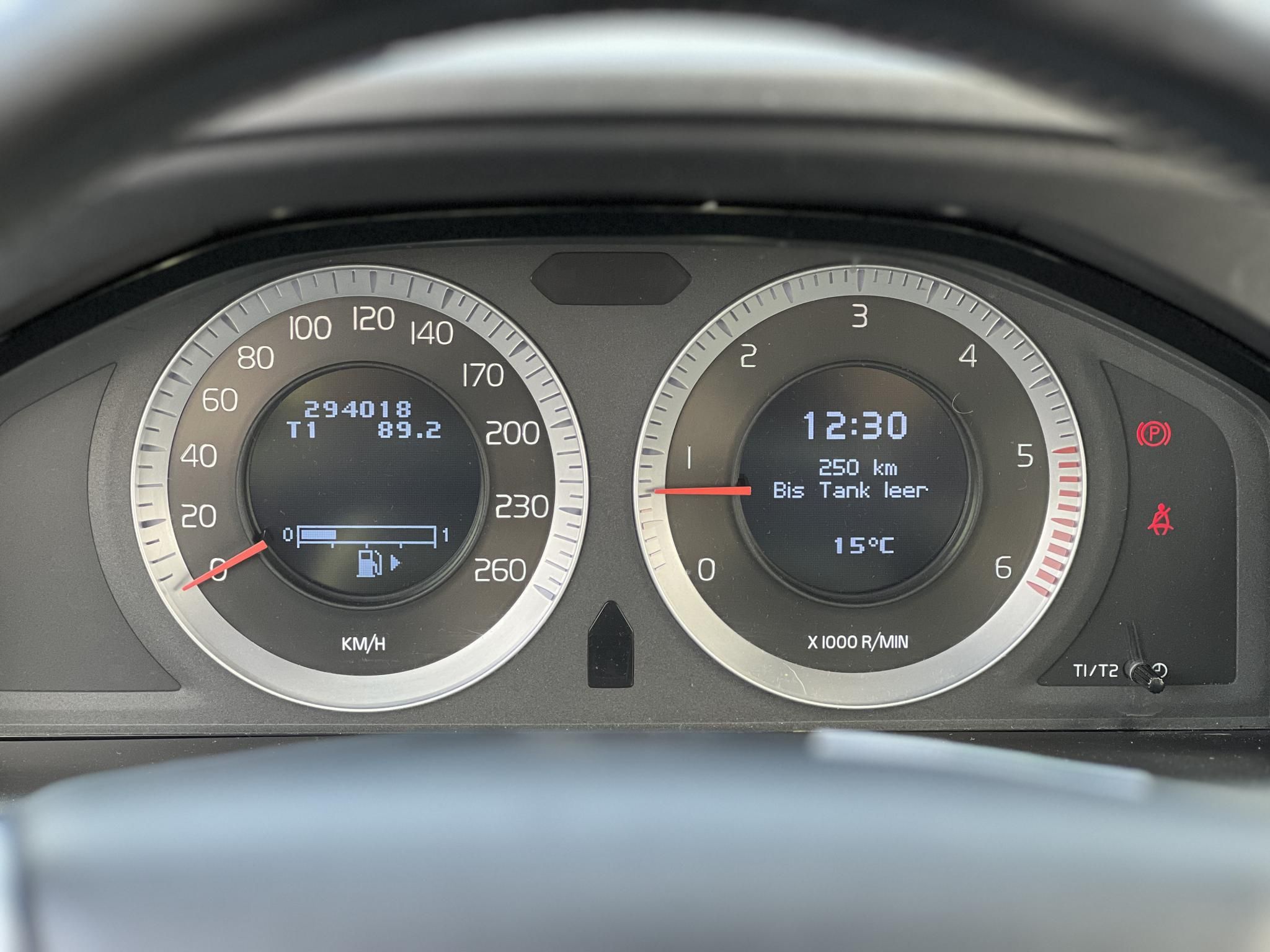 VOLVO XC60 2.4 D DRIVe Momentum Frissen szervizelt. magasan felszerelt. vezérlés cserélve!