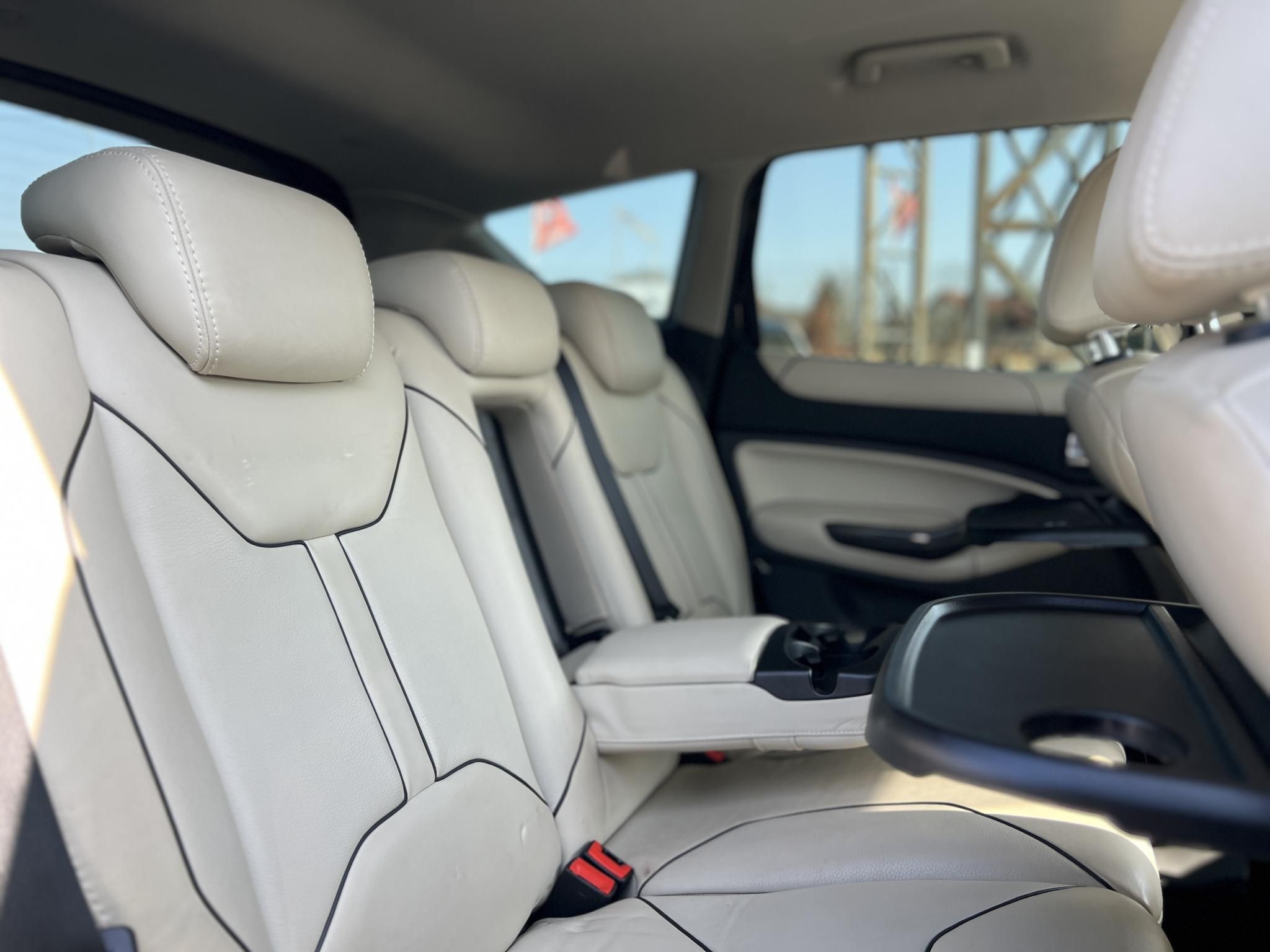 FORD KUGA 2.5T Titanium Individual 4WD (Automata) Magyarországi. 4 évszakos gumik. világos belső. vezérlés cserélve!