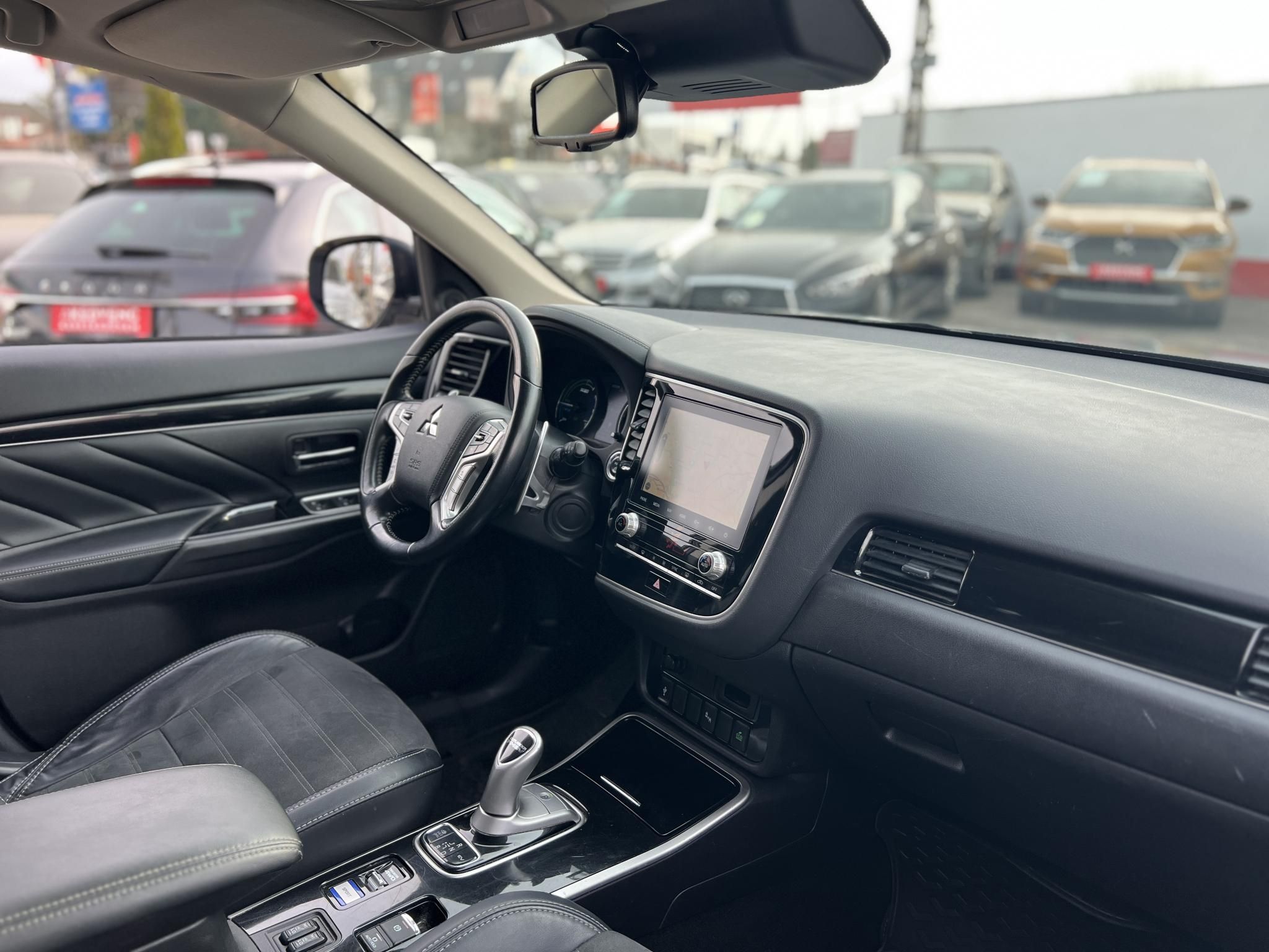 MITSUBISHI OUTLANDER 2.4 PHEV Instyle Premium 4WD CVT Magasan felszerelt. akár 40km elektromos hatótáv!