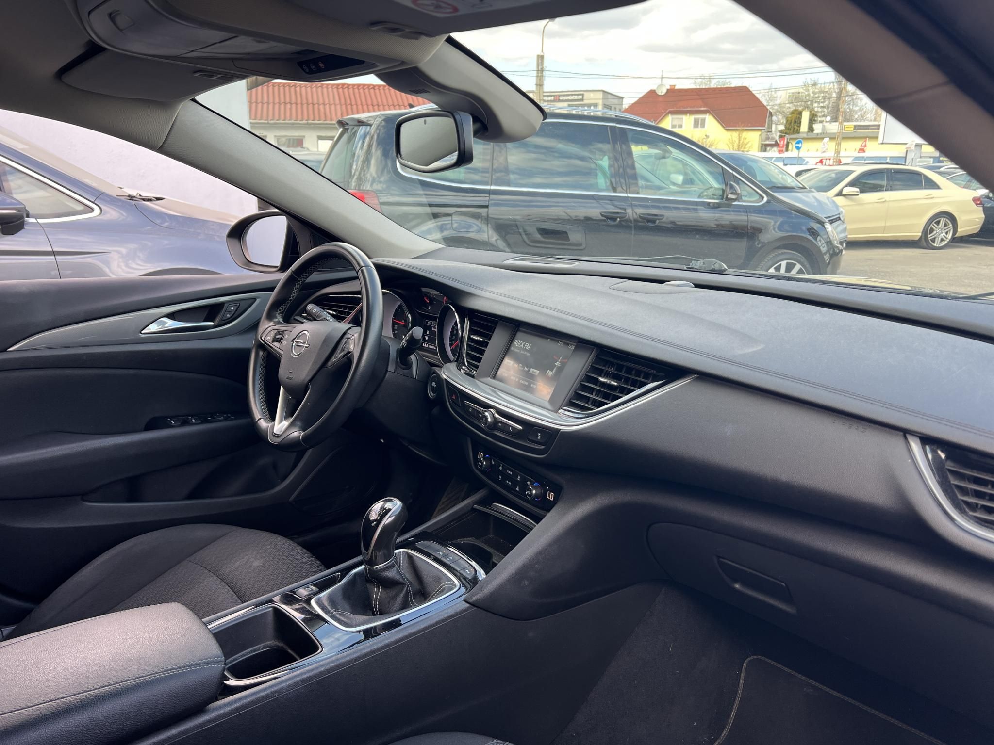 OPEL INSIGNIA Sports Tourer 1.5 Edition Start Stop M.o.-i. sérülésmentes. 4 évszakos gumik. CARPLAY!