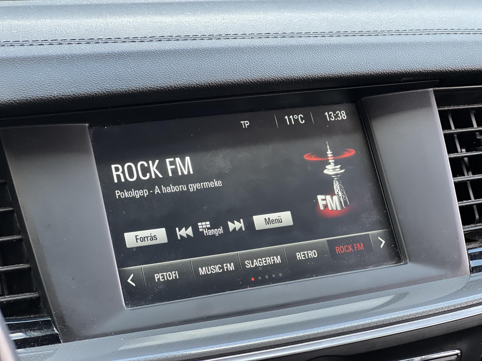 OPEL INSIGNIA Sports Tourer 1.5 Edition Start Stop M.o.-i. sérülésmentes. 4 évszakos gumik. CARPLAY!