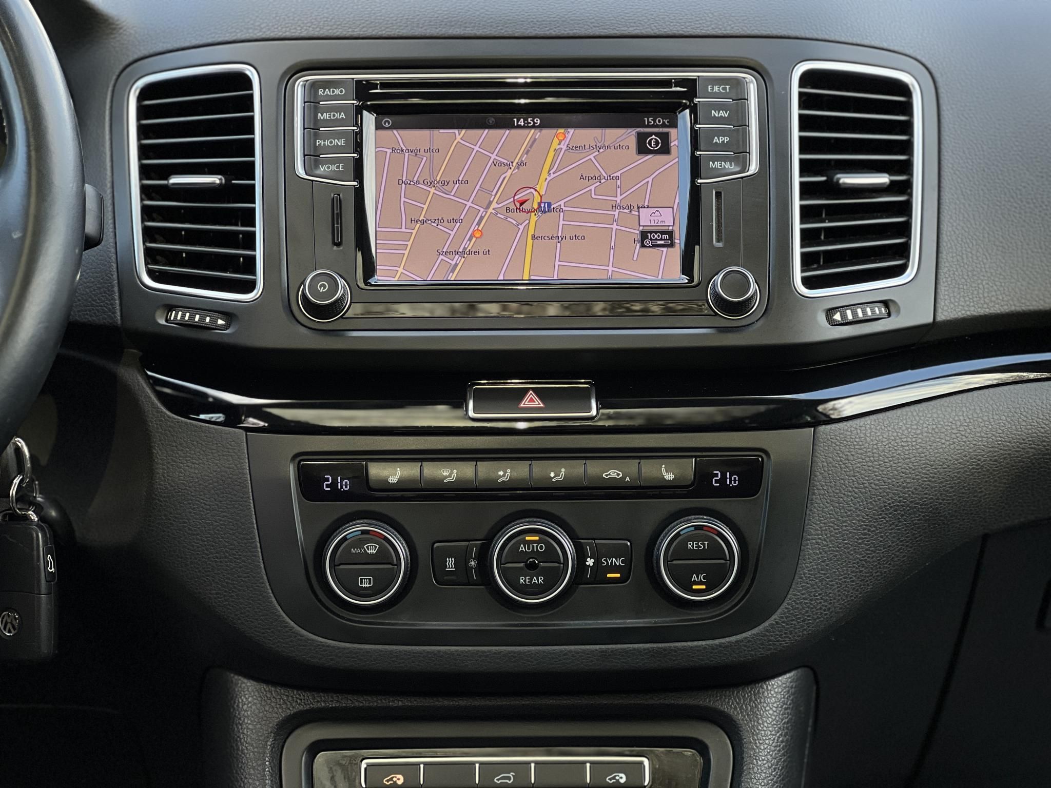 VOLKSWAGEN SHARAN 2.0 TDI BMT SCR Highline DSG [7 személy] Dynaudio. ülésmemória. Carplay. pano. vonóhorog. kamera. stb