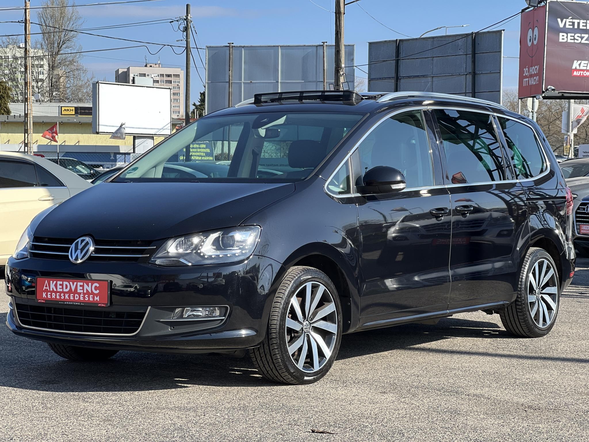 VOLKSWAGEN SHARAN 2.0 TDI BMT SCR Highline DSG [7 személy] Dynaudio. ülésmemória. Carplay. pano. vonóhorog. kamera. stb