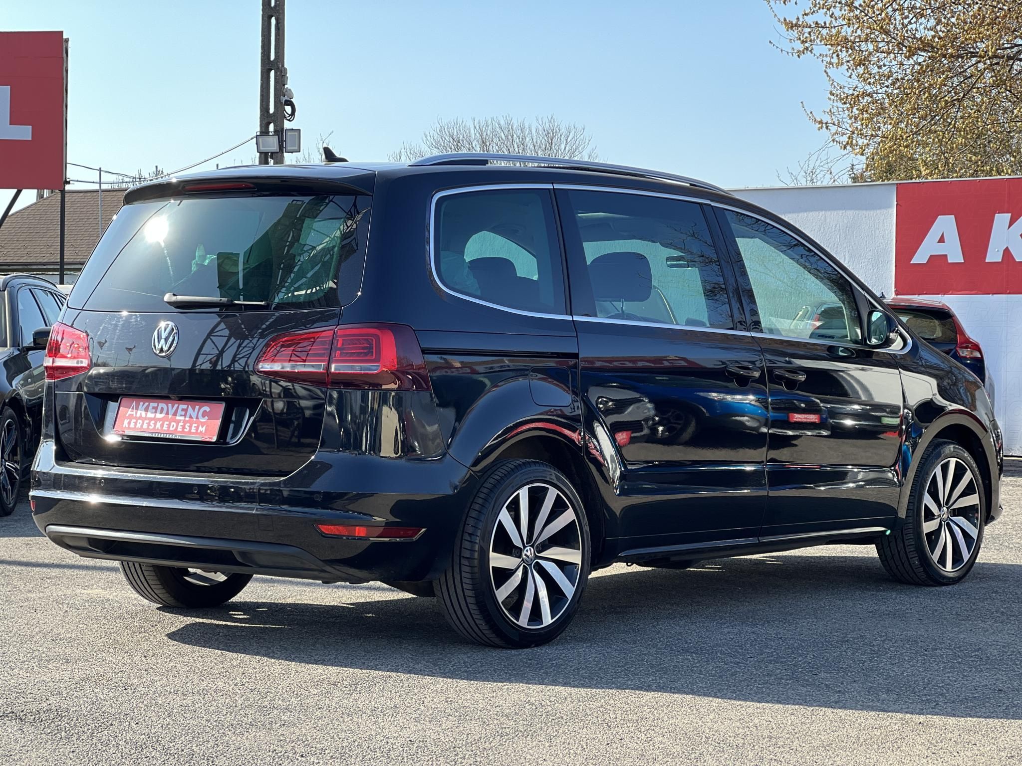 VOLKSWAGEN SHARAN 2.0 TDI BMT SCR Highline DSG [7 személy] Dynaudio. ülésmemória. Carplay. pano. vonóhorog. kamera. stb