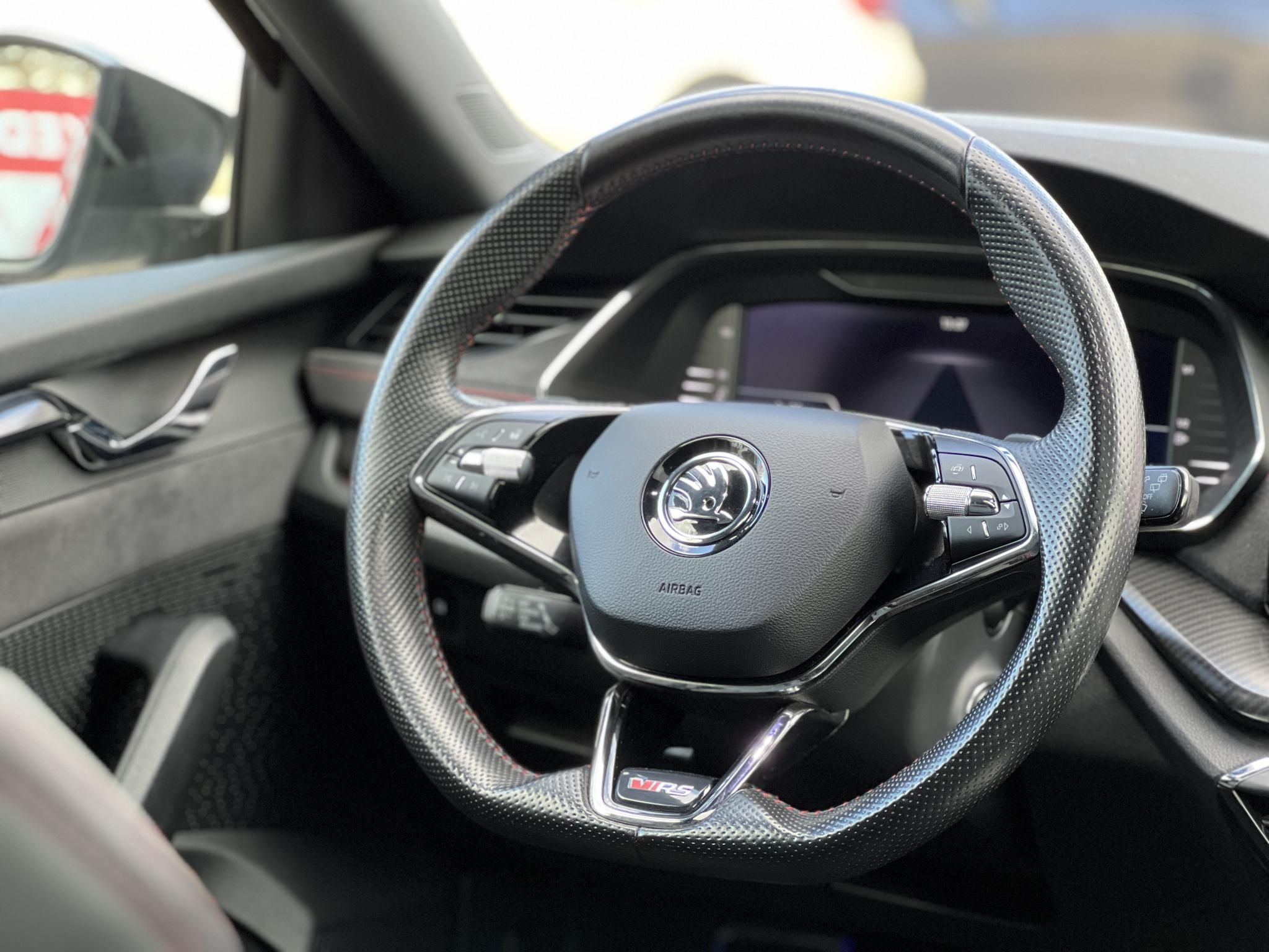 SKODA OCTAVIA Combi 2.0 TDI SCR RS DSG Magyarországi. Gyári fényezés. Végig vezetett szervizkönyv!