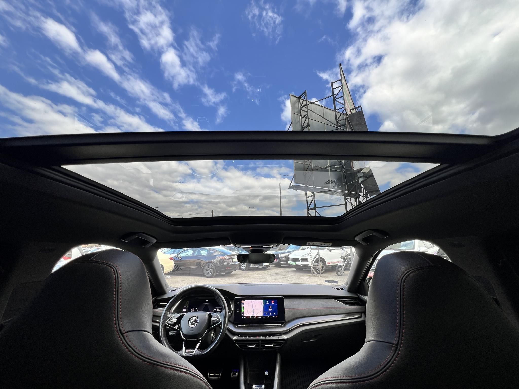 SKODA OCTAVIA Combi 2.0 TDI SCR RS DSG Magyarországi. Gyári fényezés. Végig vezetett szervizkönyv!