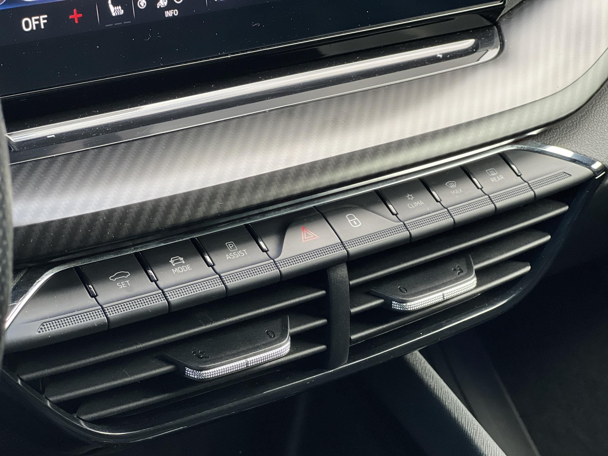 SKODA OCTAVIA Combi 2.0 TDI SCR RS DSG Magyarországi. Gyári fényezés. Végig vezetett szervizkönyv!