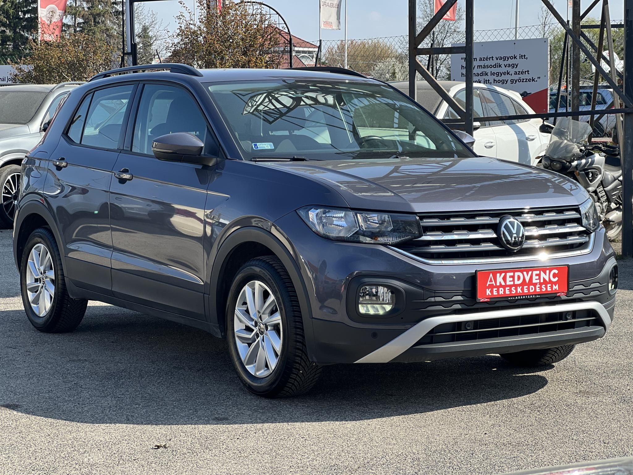 VOLKSWAGEN T-CROSS 1.0 TSI Life 24e km. M.o.-i. sérülésmentes. kifogástalan állapot. CARPLAY!