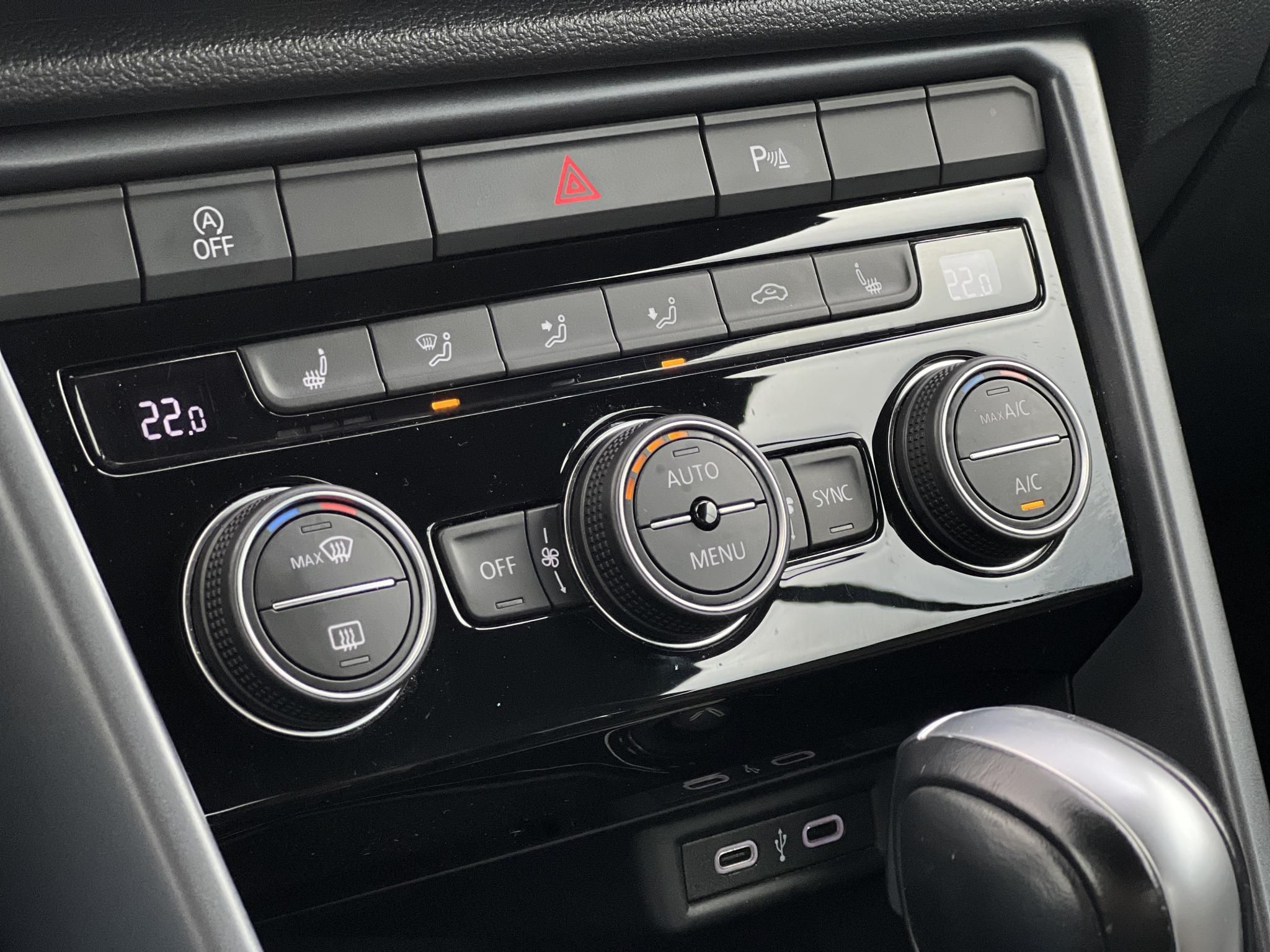 VOLKSWAGEN T-ROC Cabrio 1.5 TSI ACT Style DSG 39e km. Magyarországi. Márkaszervizelt. Újszerű állapot!