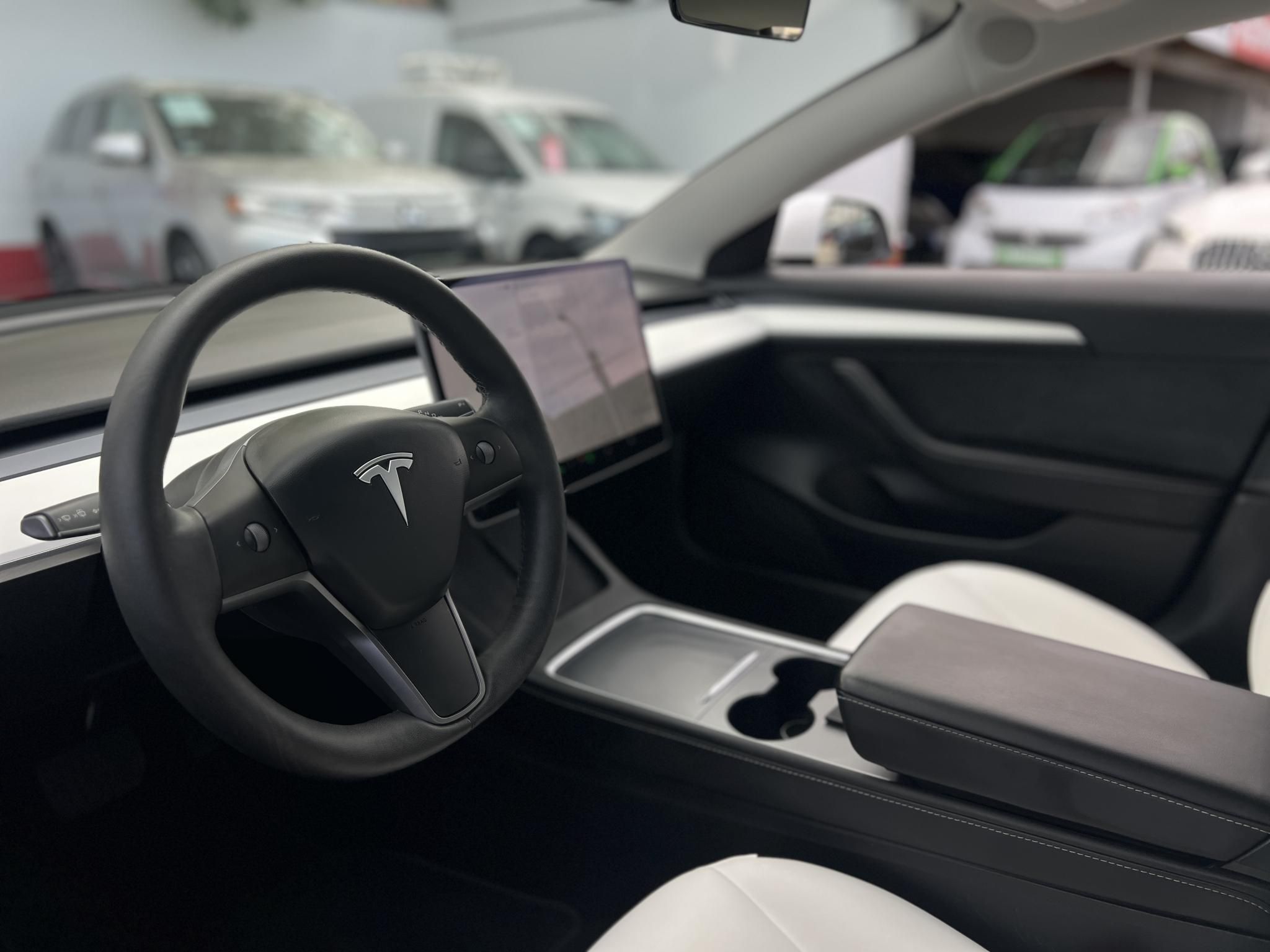 TESLA MODEL 3 Long Range AWD (Automata) 63e km. sérülésmentes. mátrix LED. hőszivattyú. premium hifi. FEHÉR BELSŐ!