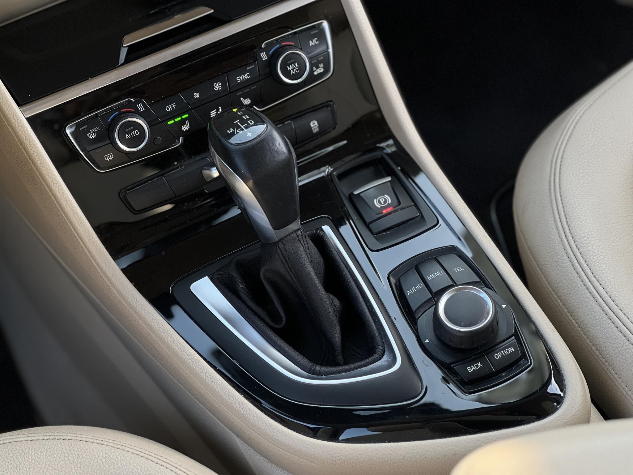 BMW 218i Advantage (Automata) Active Tourer. M.o.-i. vajbőr belső. ülésfűtés. keyless. Wallis szerviz